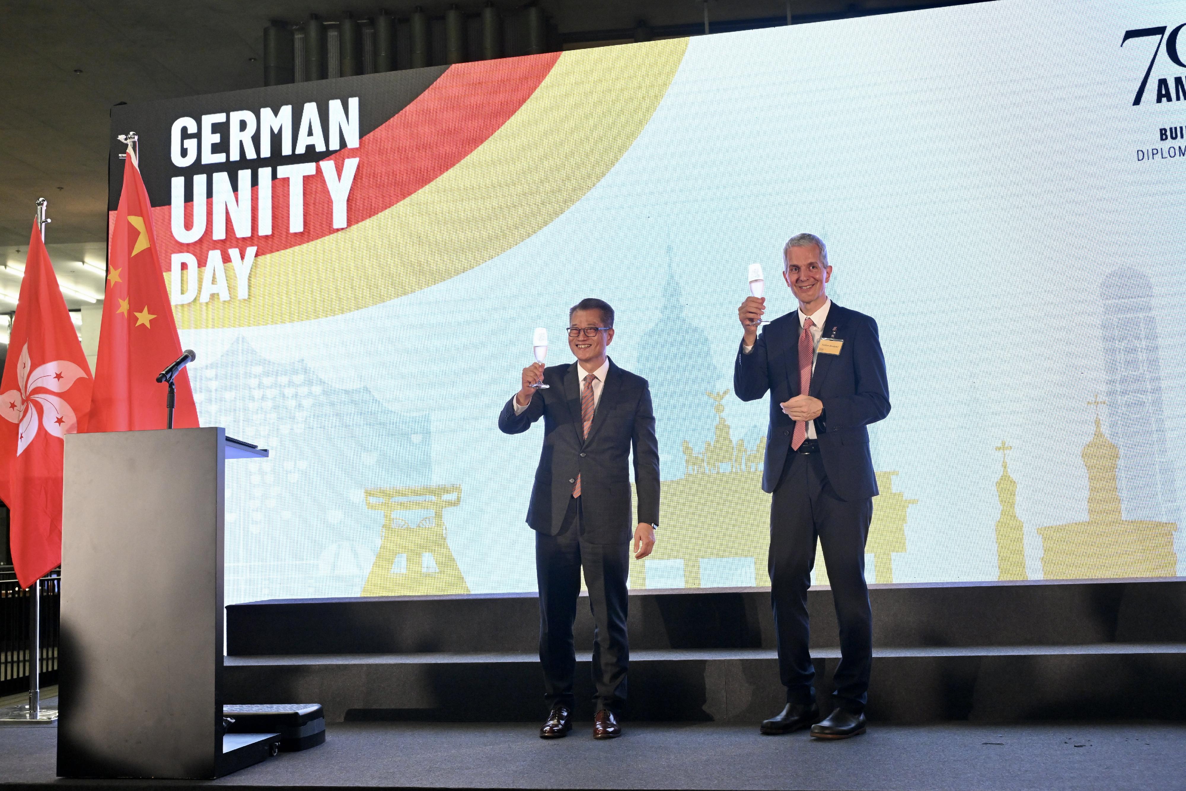 The Financial Secretary, Mr Paul Chan, attended the Day of German Unity and the Triple Anniversary Celebration of German Institutions in Hong Kong today (October 9). Photo shows Mr Chan (left) and the Consul General of Germany to Hong Kong and Macau, Mr Stefan Bredohl (right), proposing a toast.