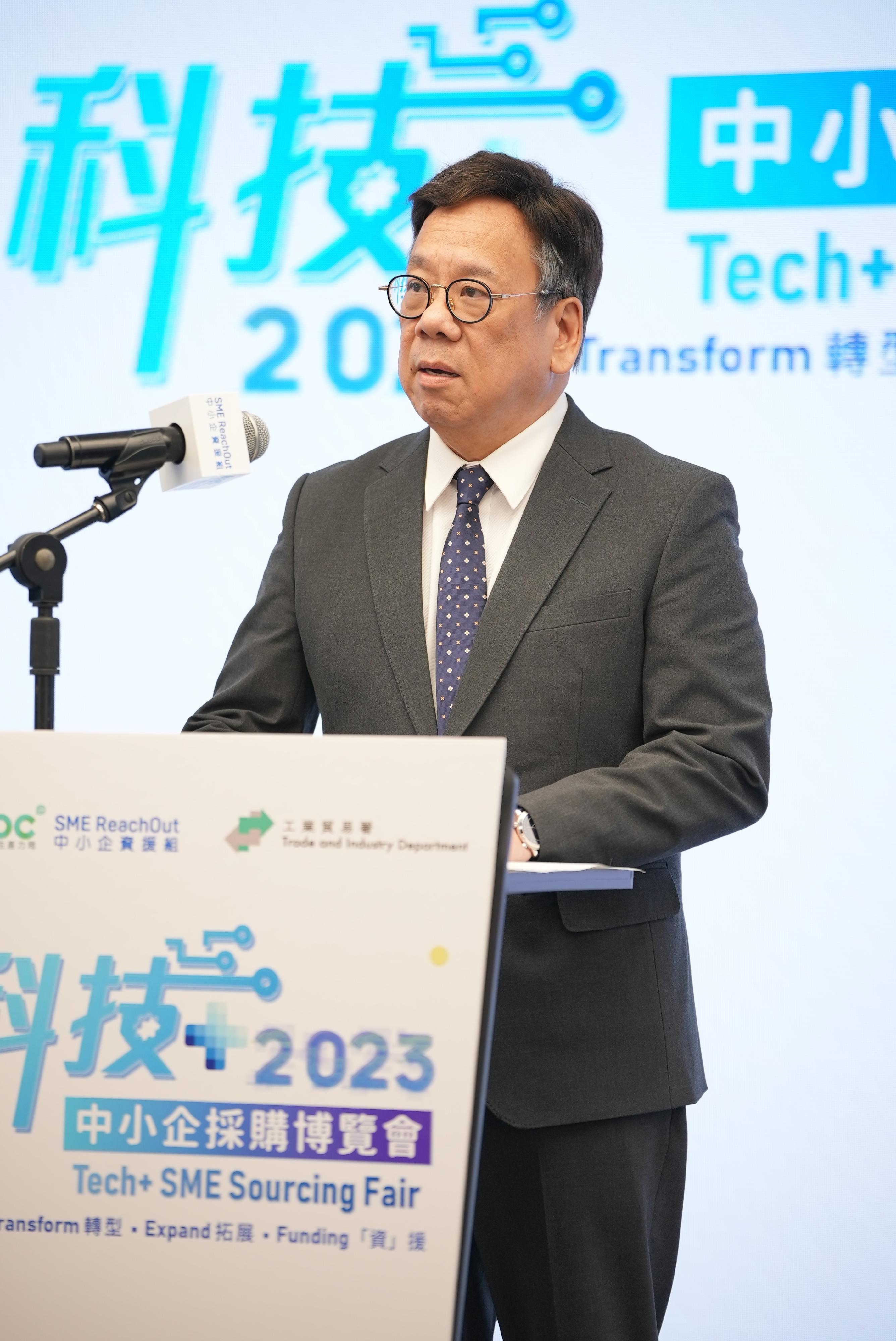 The Secretary for Commerce and Economic Development, Mr Algernon Yau, speaks at the opening ceremony of the "SME ReachOut: Tech+ SME Sourcing Fair 2023" today (October 10).