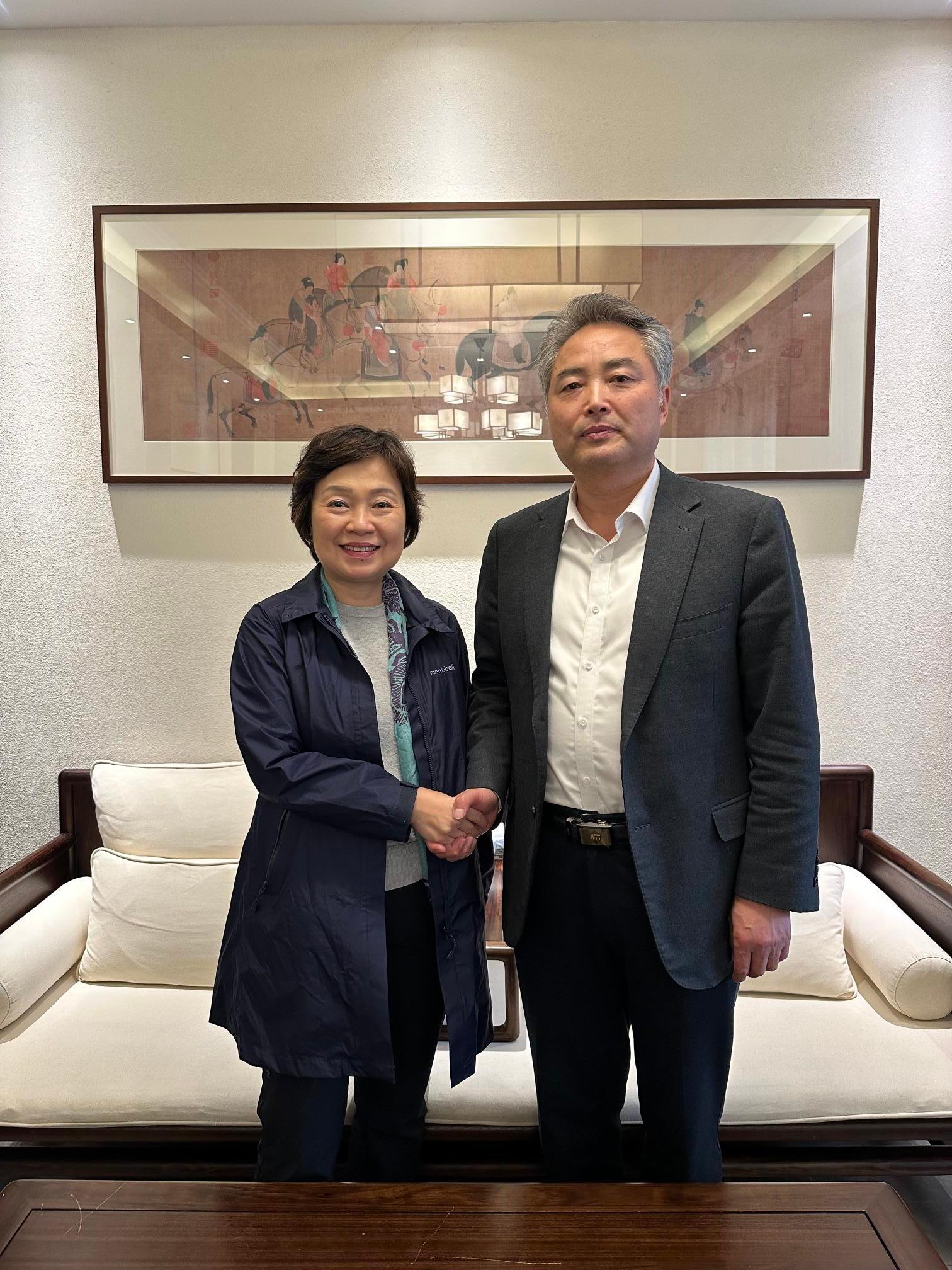 The Secretary for Education, Dr Choi Yuk-lin (left), calls on the Deputy Director-General of the Hong Kong and Macao Affairs Office of the Shaanxi Provincial People's Government, Mr Yao Jinchuan (right), in Xi'an today (October 10).