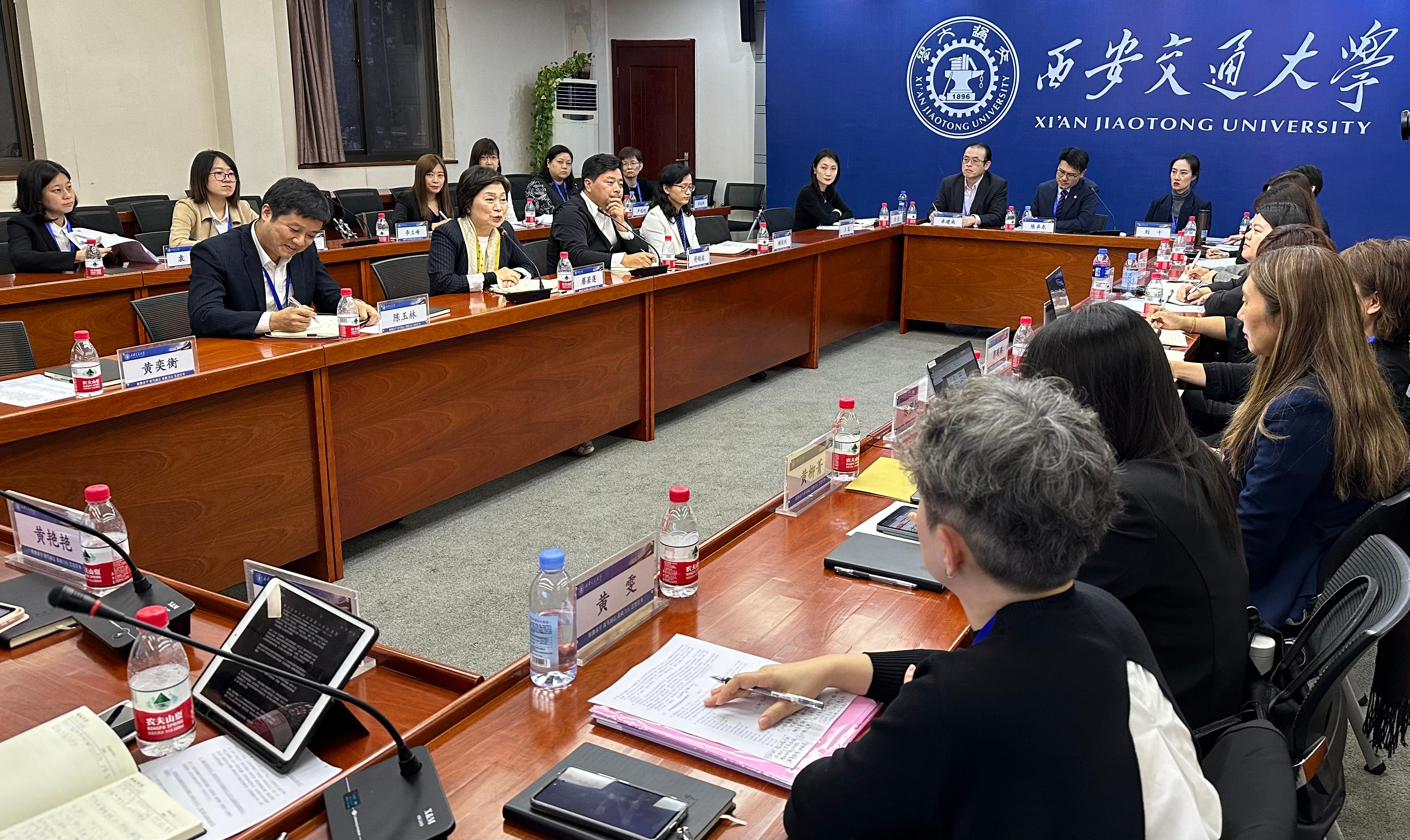 教育局局长蔡若莲博士（前排左二）十月八日率领大学代表团于西安出席香港高校内地招生工作座谈会。
