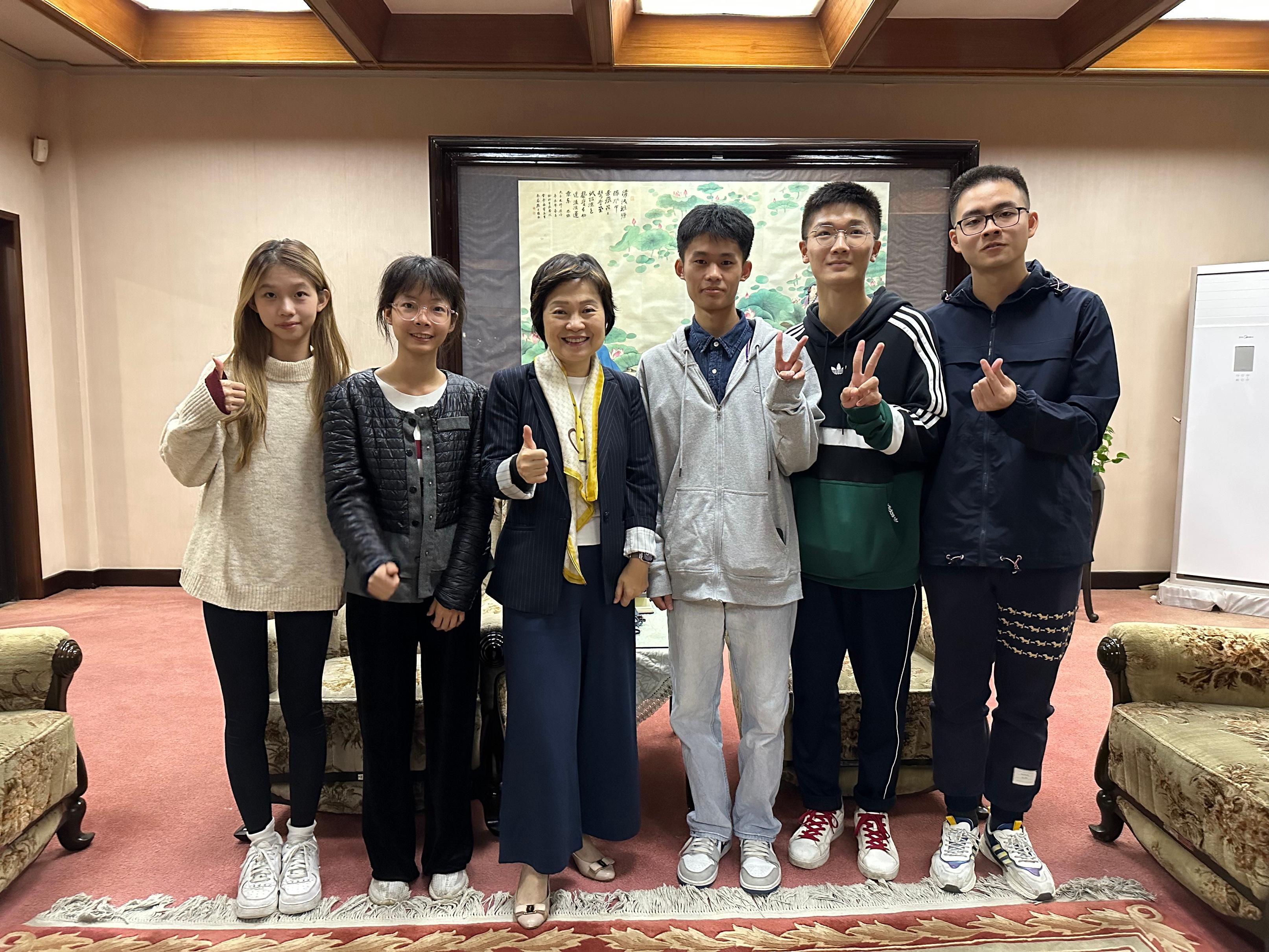 教育局局长蔡若莲博士（左三）十月八日到访西安交通大学，与就读该校的香港学生会面。


