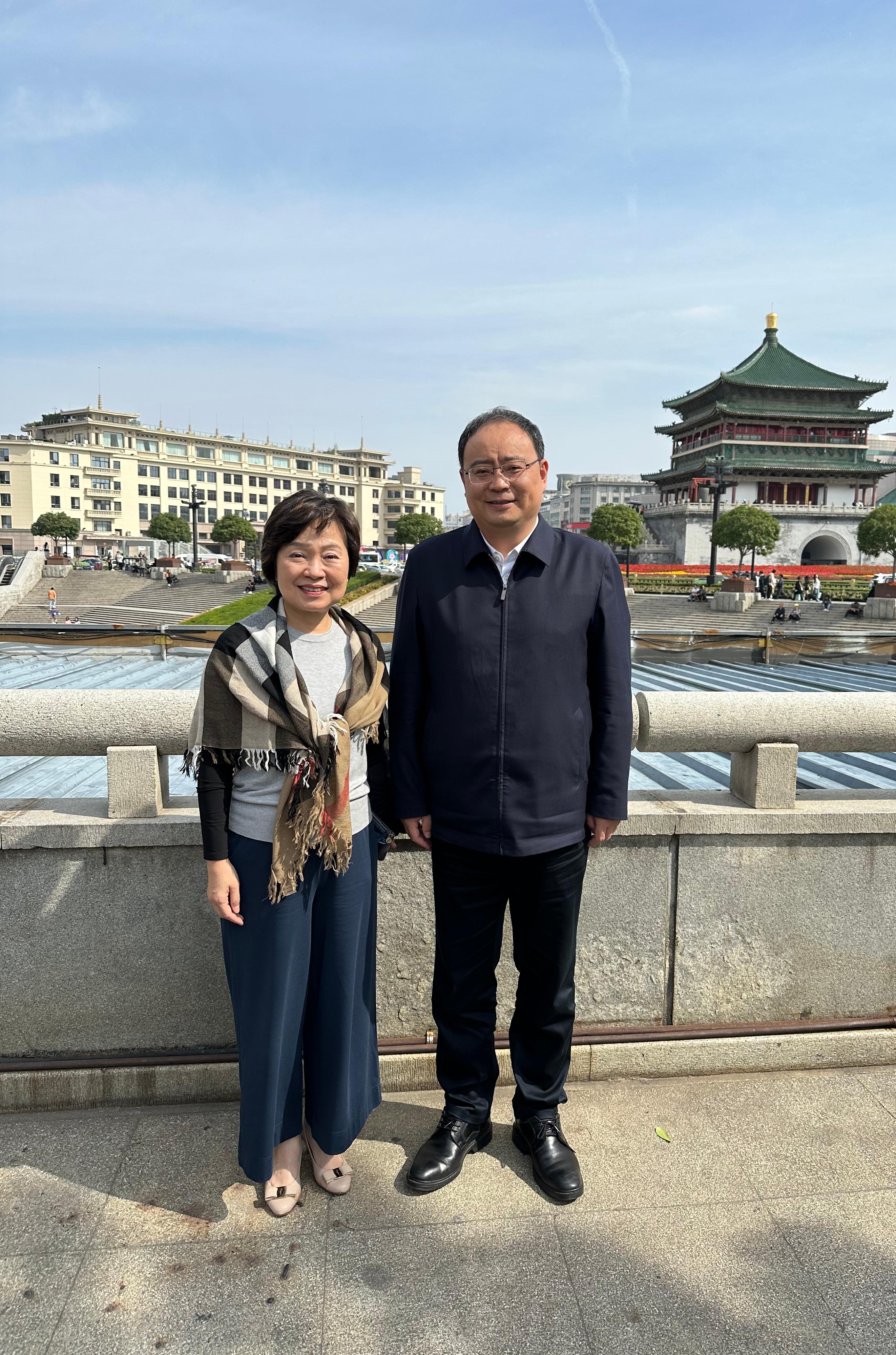 教育局局长蔡若莲博士（左）昨日（十月九日）于西安与陕西省教育厅厅长王树声（右）会面。

