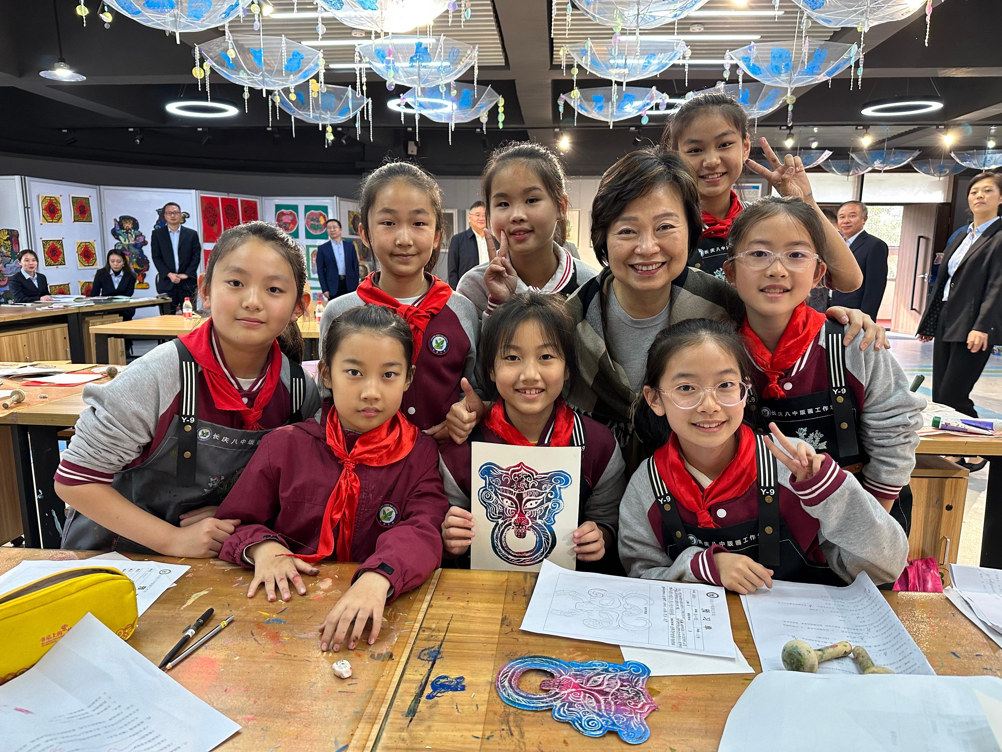 教育局局长蔡若莲博士（后排左三）昨日（十月九日）到访位于西安的长庆第八中学，了解该校推展的美术教育。
