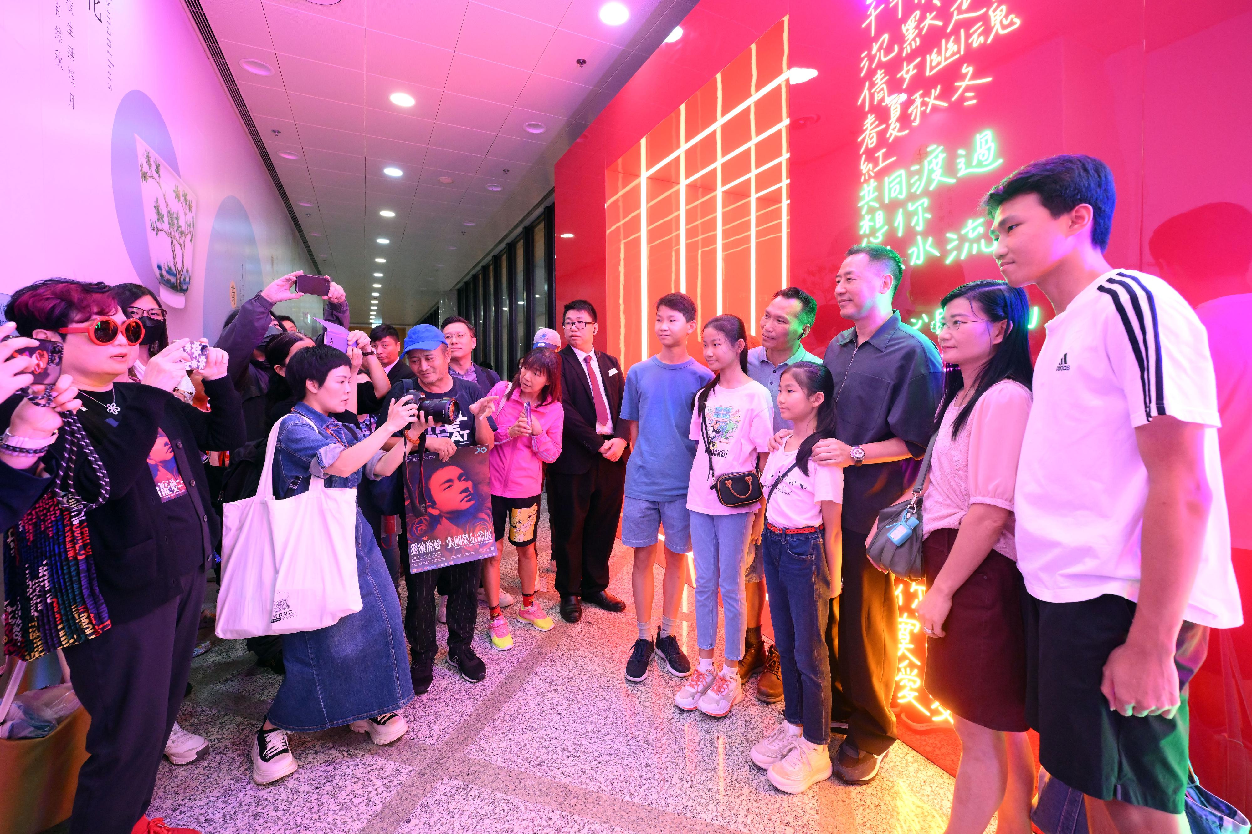 香港文化博物館「繼續寵愛・張國榮紀念展」昨日（十月九日）圓滿結束，在六個月的展期內共接待了逾三十七萬名觀眾。