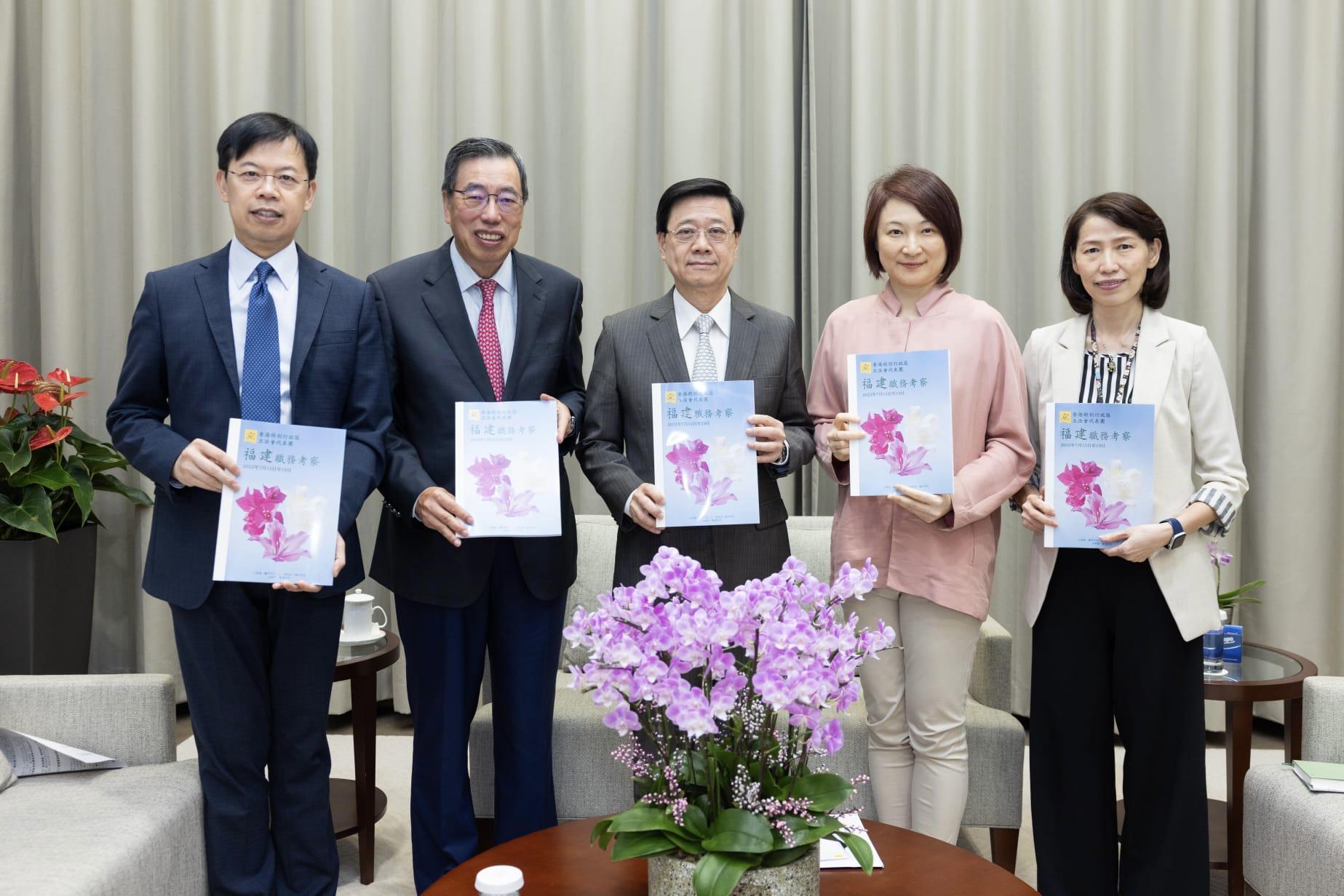 The Legislative Council delegation releases the report on the study visit to Fujian today (October 10). Photo shows the President of the Legislative Council, Mr Andrew Leung (second left); the Chairman of the House Committee, Ms Starry Lee (second right); and the Chairman of the Finance Committee, Mr Chan Chun-ying (first left), submitting the report on the study visit to Fujian to the Chief Executive, Mr John Lee (centre). First right is the Director of the Chief Executive's Office, Ms Carol Yip.