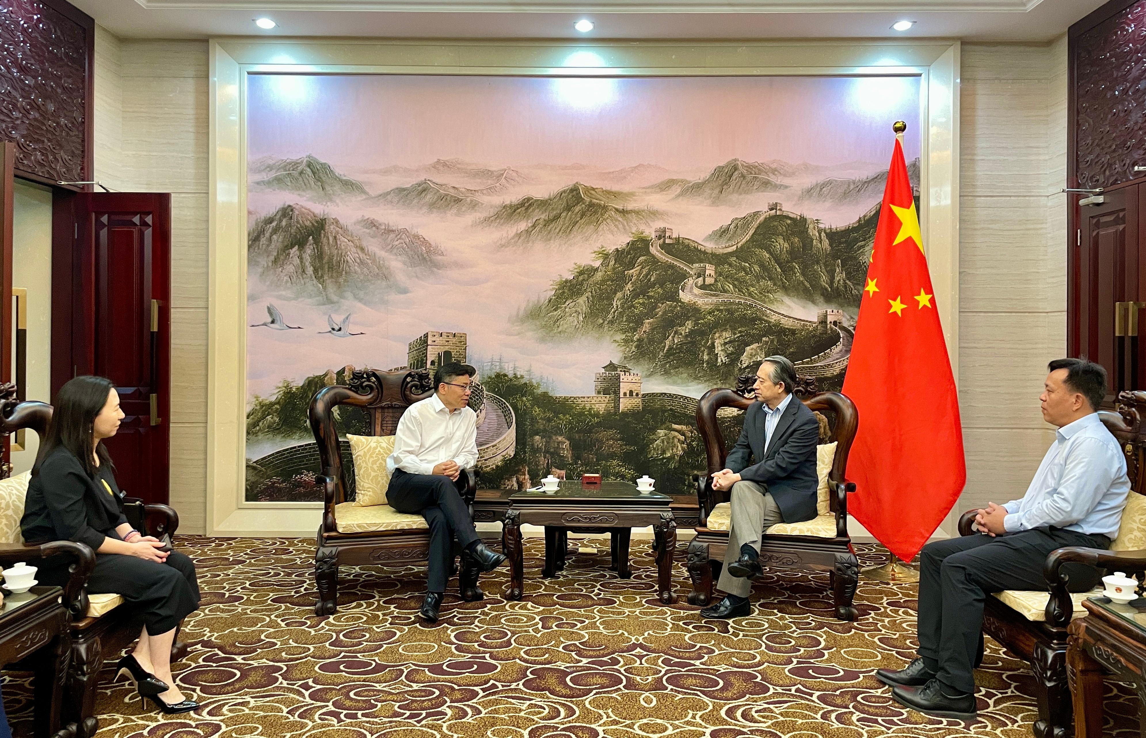運輸及物流局局長林世雄（左二）今日（十月十一日）於河內拜會中國駐越南大使熊波（右二），闡述香港運輸物流業在中央支持下的最新發展。
