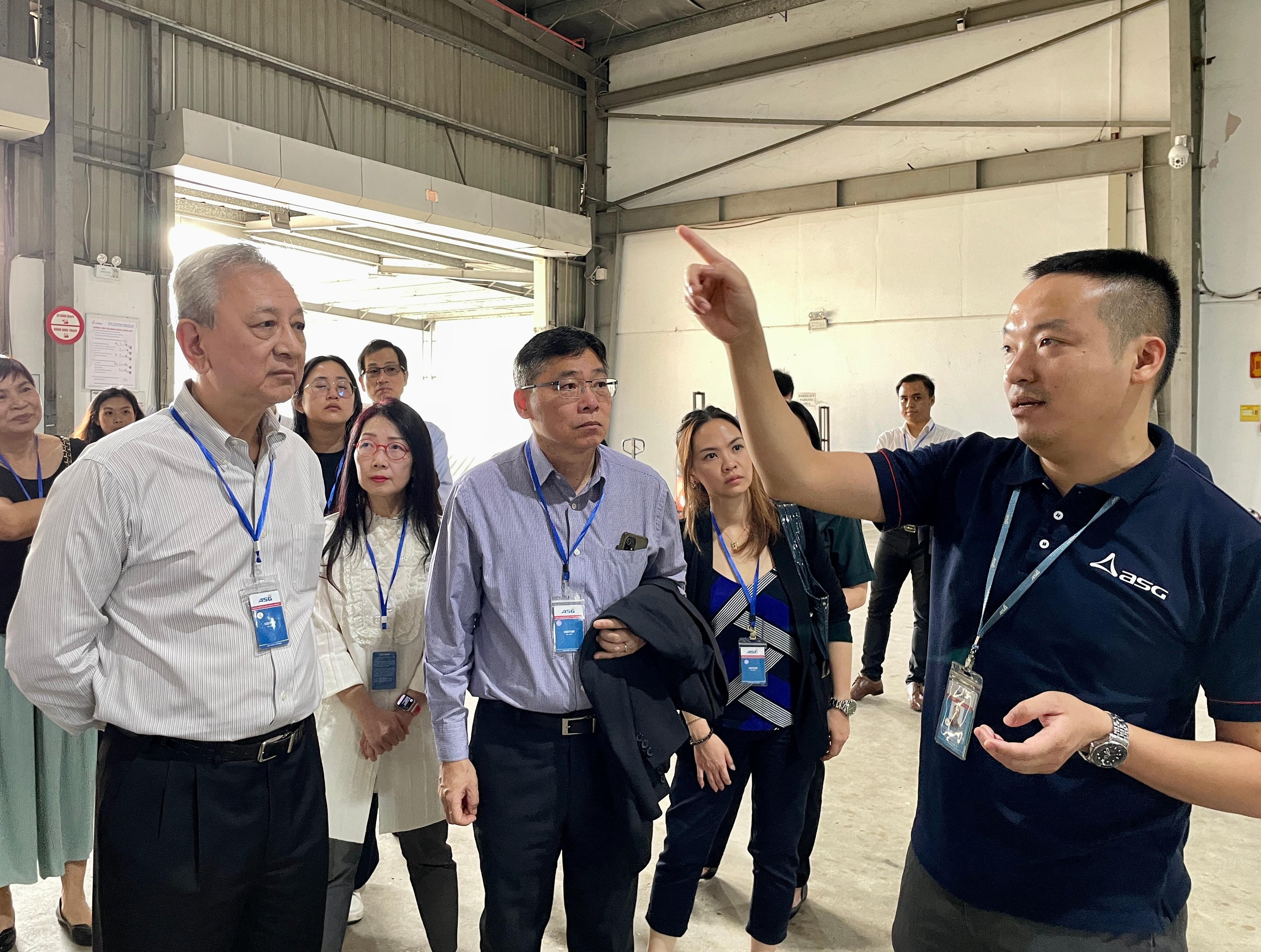 運輸及物流局局長林世雄（右三）與香港物流發展局成員昨日（十月十日）下午參觀越南河內一所大型物流設施，聽取職員介紹相關運作。