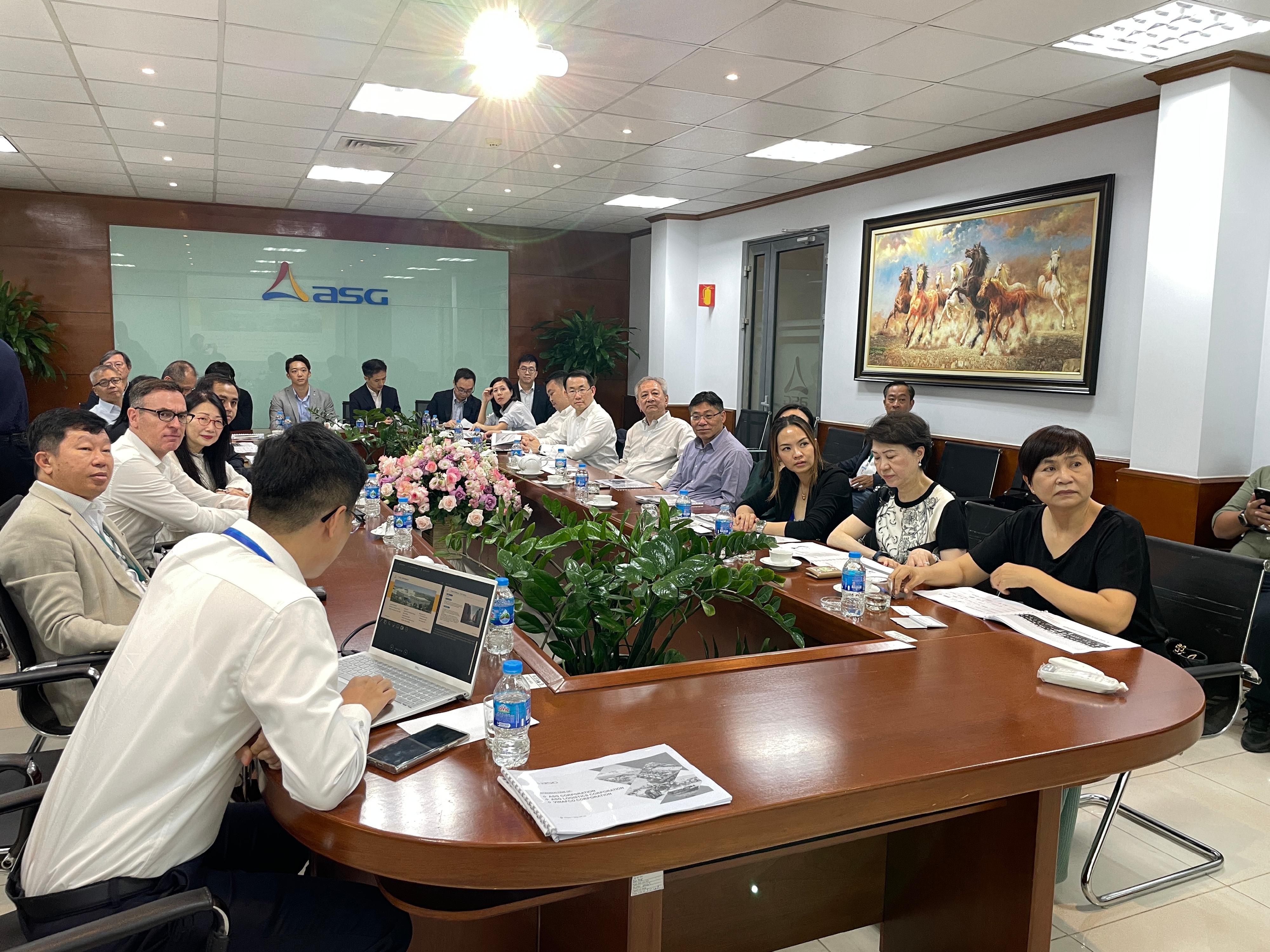 The Secretary for Transport and Logistics, Mr Lam Sai-hung (fifth right), and members of the Hong Kong Logistics Development Council visited a large-scale logistics facility in Hanoi, Vietnam, and exchanged views with representatives from the local industry yesterday afternoon (October 10).