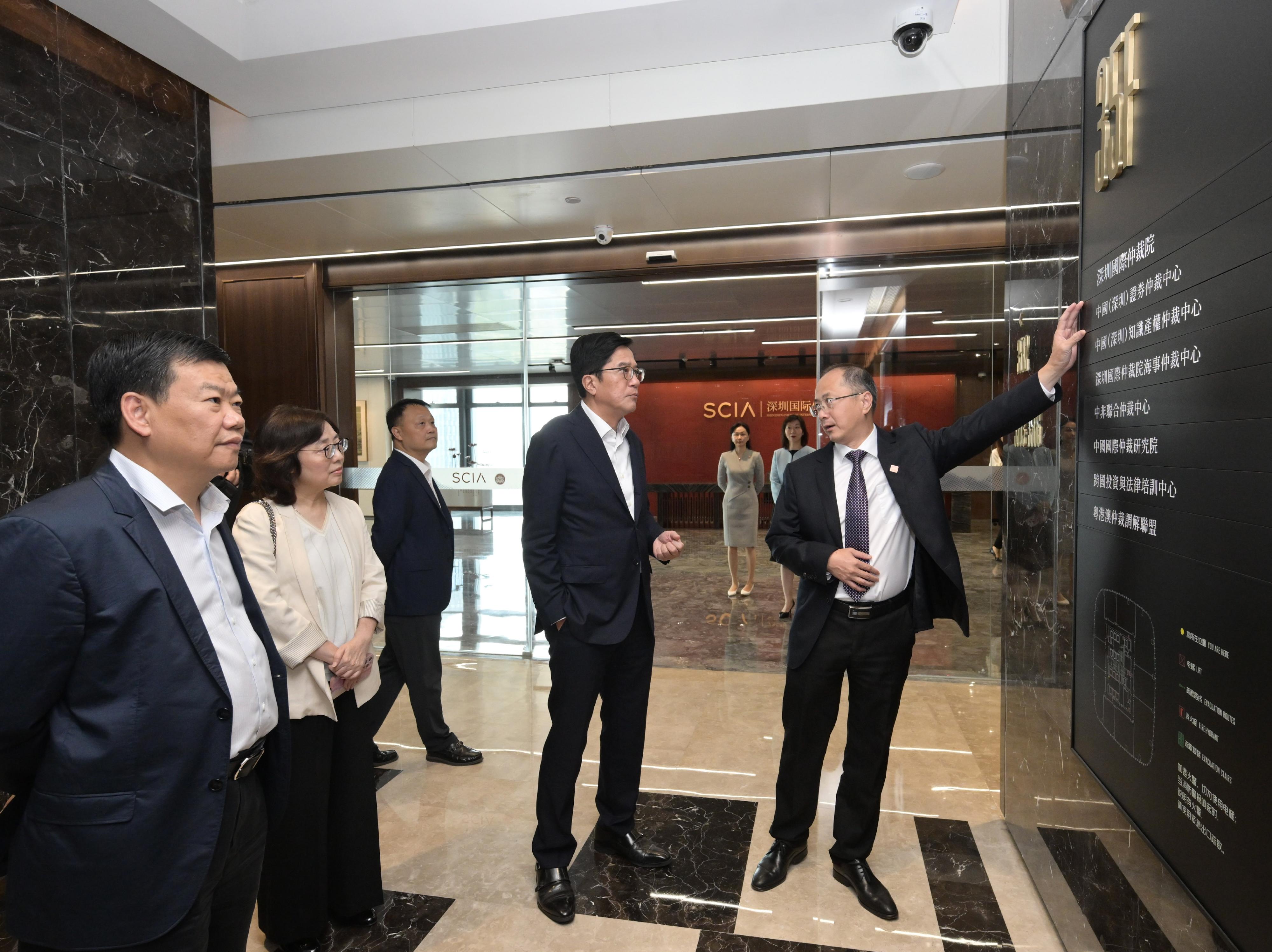 財政司副司長黃偉綸（左四）今日（十月十一日）在會議後參觀深圳國際仲裁院，聽取有關仲裁院工作的介紹。