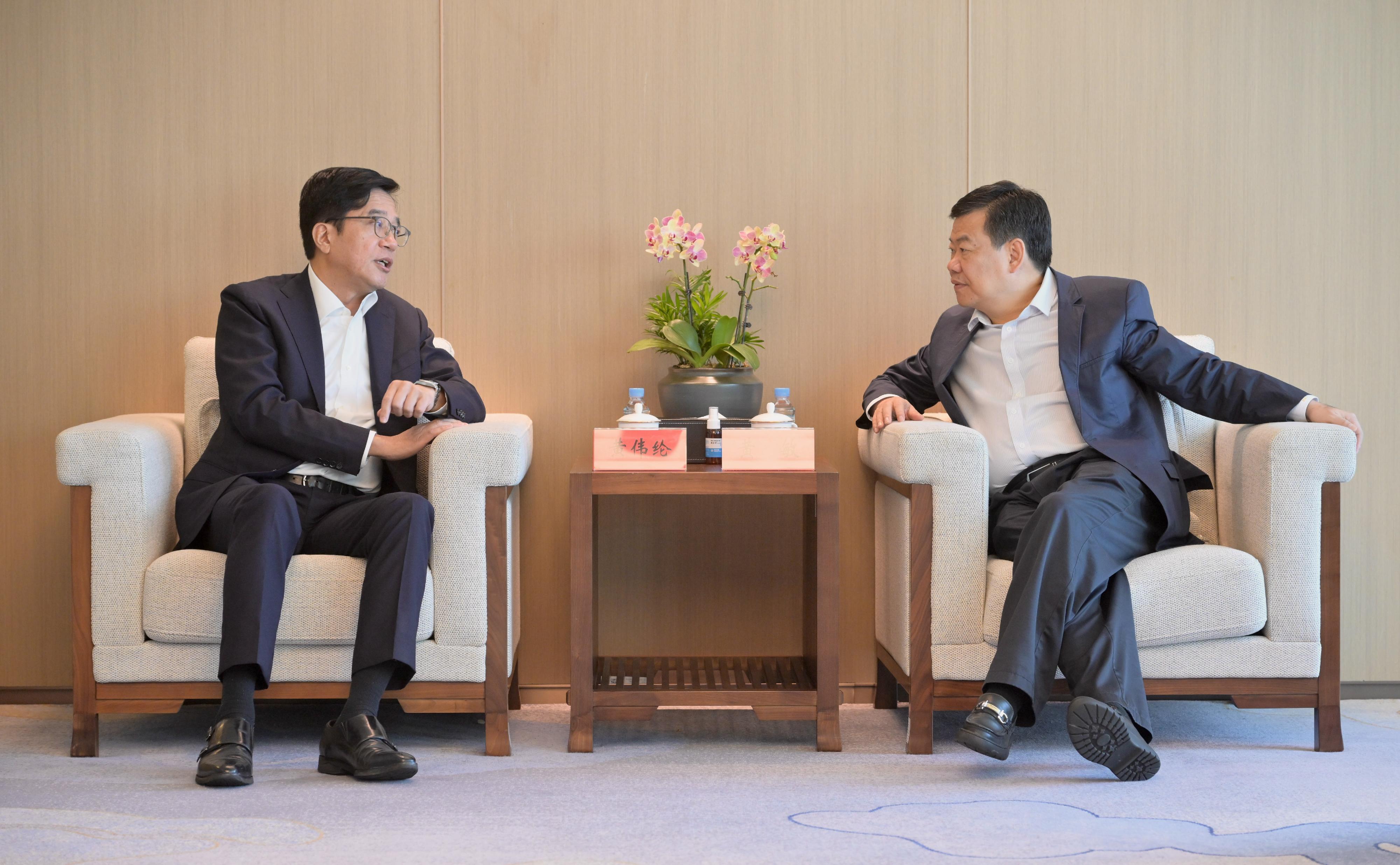 The Deputy Financial Secretary, Mr Michael Wong, and Vice Mayor of the Shenzhen Municipal People's Government Mr Huang Min, leading delegations of the governments of the Hong Kong Special Administrative Region and Shenzhen respectively, held a meeting of the Task Force for Collaboration on the Northern Metropolis Development Strategy in Shenzhen today (October 11). Photo shows Mr Wong (left) and Mr Huang (right) prior to the meeting.