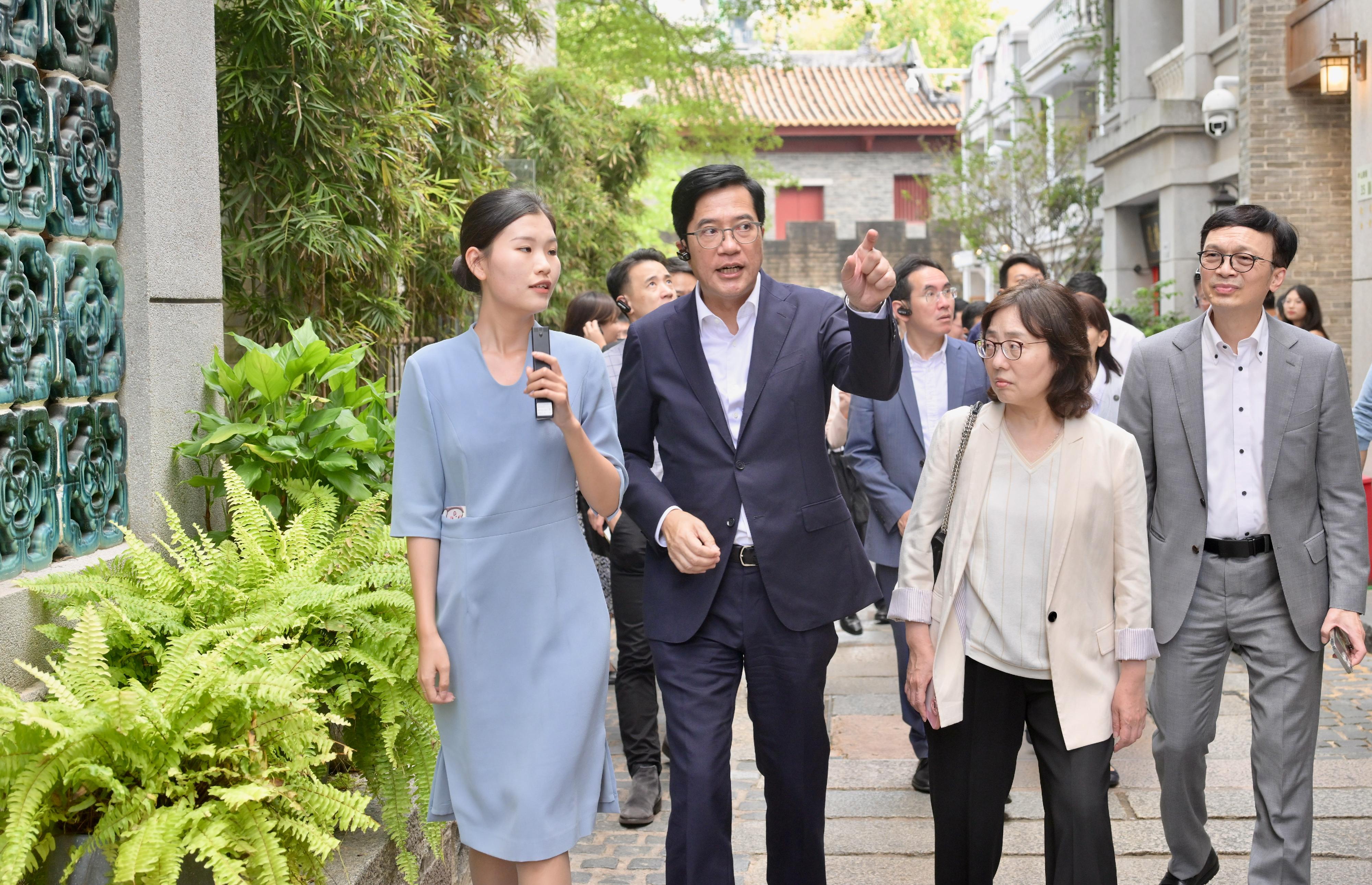 The delegation of the HKSAR Government visited Nanshan Nantou Ancient Town after the meeting of the Task Force for Collaboration on the Northern Metropolis Development Strategy today (October 11) and were briefed by representatives of the Shenzhen Municipal Government on their work on heritage conservation.
