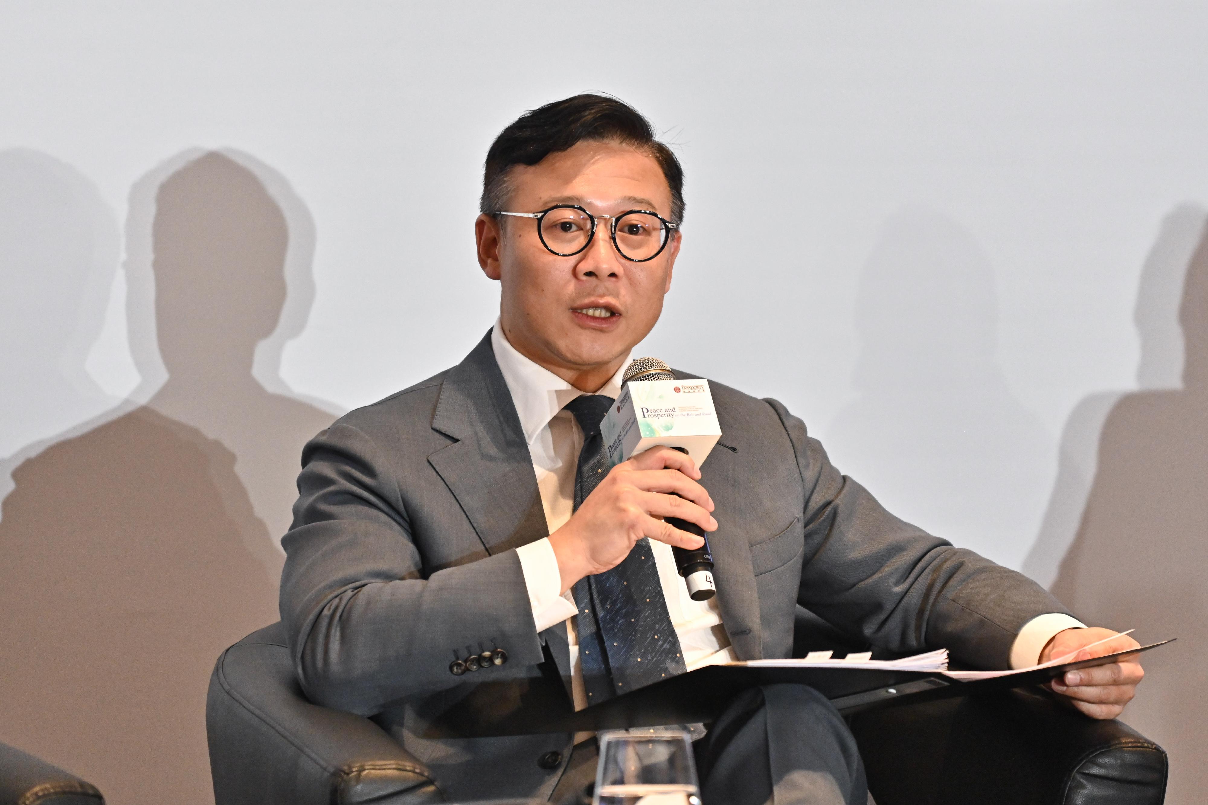 The Deputy Secretary for Justice, Mr Cheung Kwok-kwan, speaks at the Law Society of Hong Kong's International Summit 2023 in celebration of the 10th Anniversary of the Belt and Road Initiative today (October 11).

