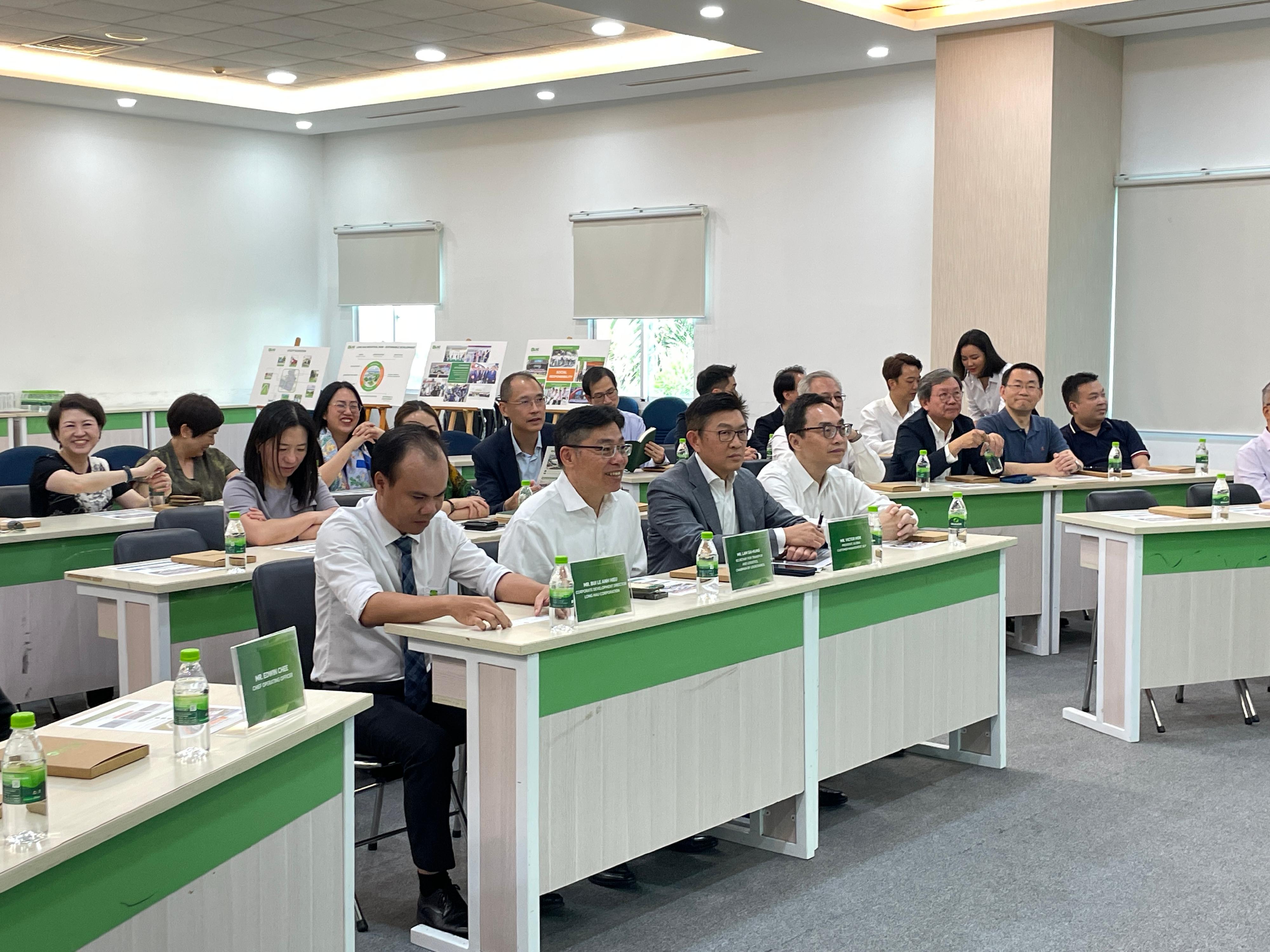 运输及物流局局长林世雄（第一排左二）与香港物流发展局代表团成员今日（十月十二日）参观胡志明市内一所具规模的智慧物流园，了解其运作情况。
