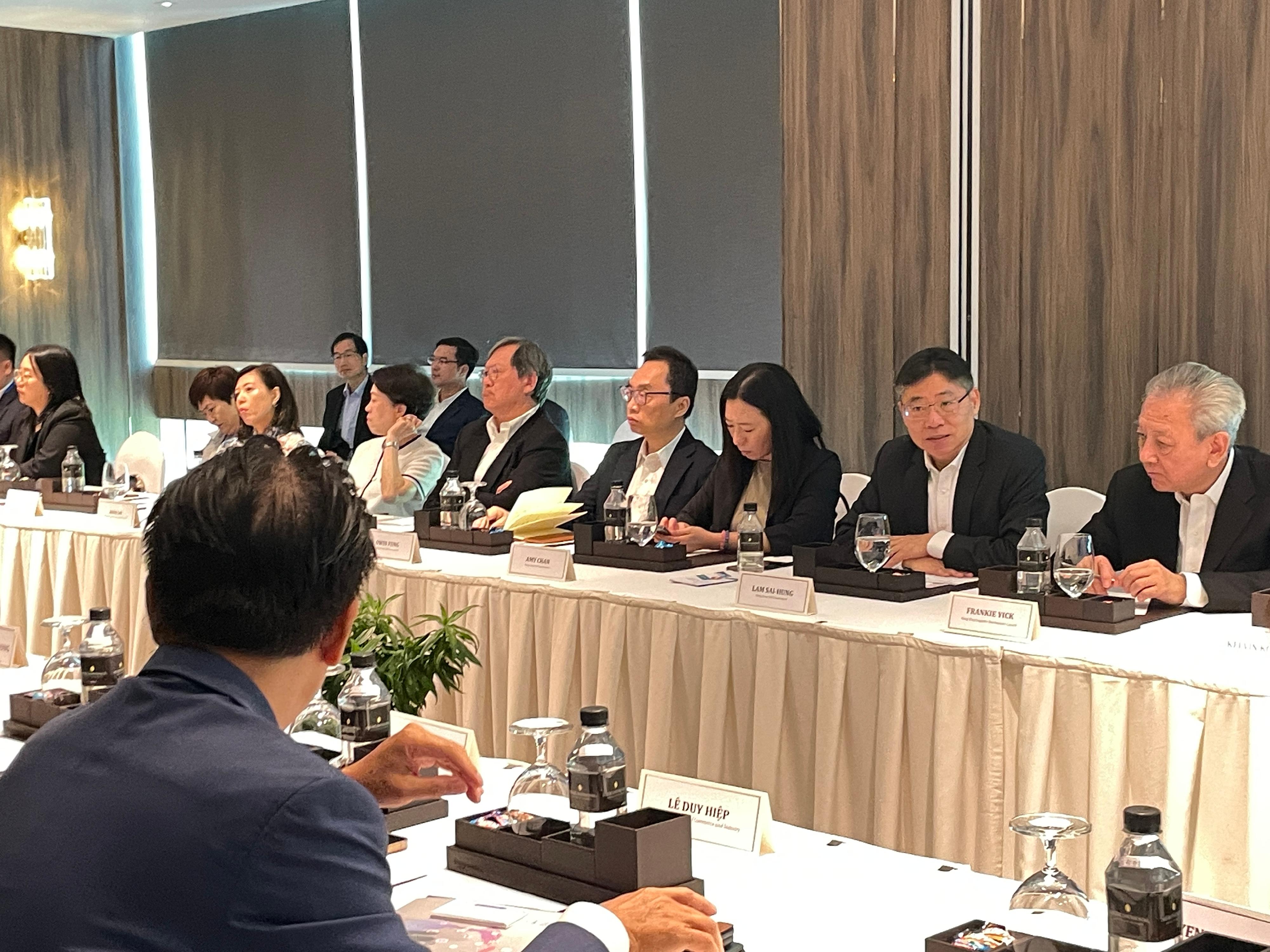 運輸及物流局局長林世雄（右二）與香港物流發展局代表團成員今日（十月十二日）在越南胡志明市與越南工商會代表探討合作商機。