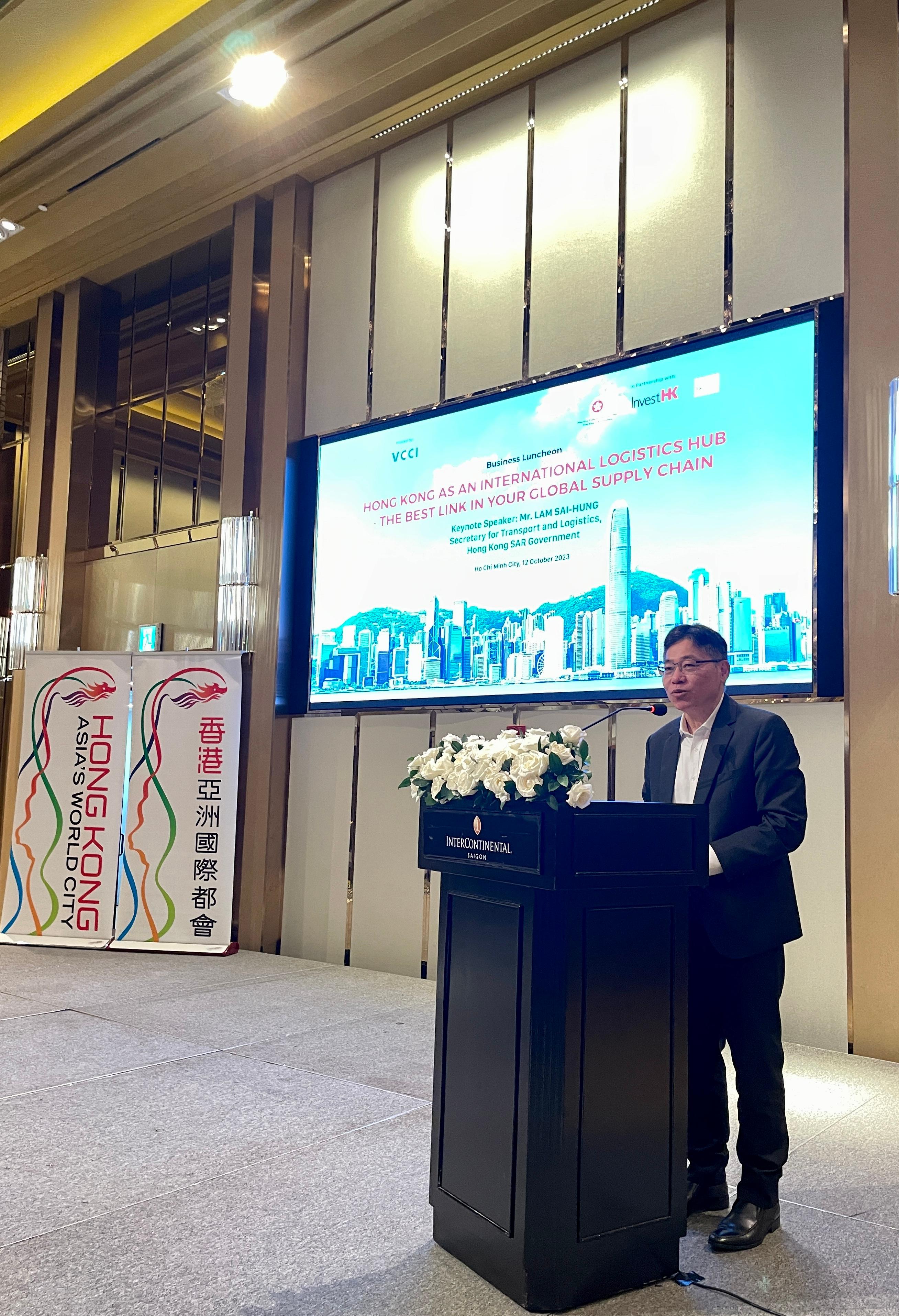 The Secretary for Transport and Logistics, Mr Lam Sai-hung, together with his delegation, attended a business luncheon today (October 12) in Ho Chi Minh City, Vietnam, to promote Hong Kong's advantages in the logistics industry.
