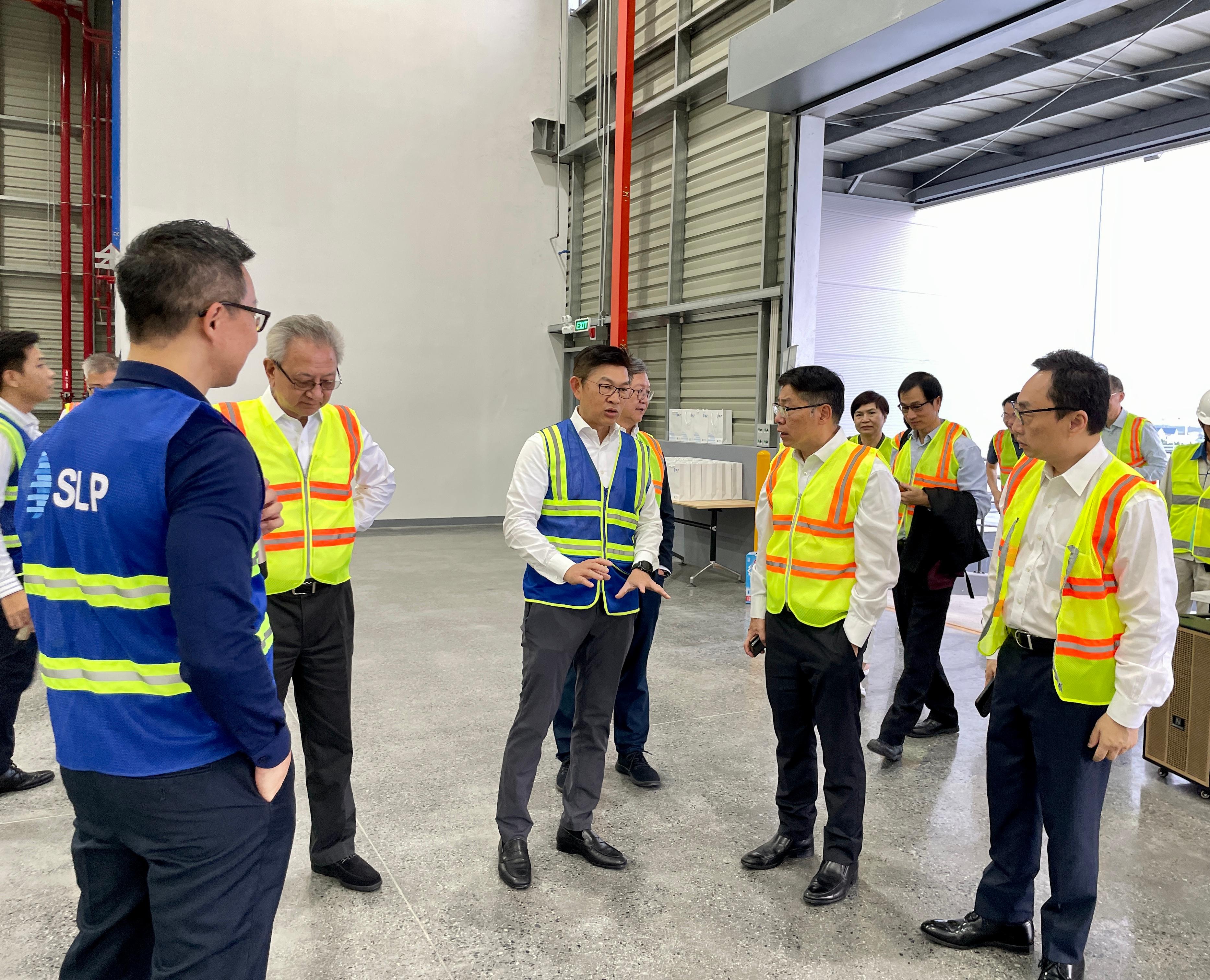 The Secretary for Transport and Logistics, Mr Lam Sai-hung (second right), together with members of the Hong Kong Logistics Development Council delegation, visited a large-scale smart logistics park in Ho Chi Minh City to inspect its facilities today (October 12).
