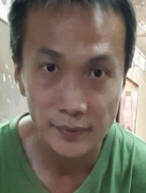 Fung Wai-shing, aged 38, is about 1.8 metres tall, 75 kilograms in weight and of thin build. He has a square face with yellow complexion and short black hair. He was last seen wearing a red checkered jacket and a green short-sleeved T-shirt.
