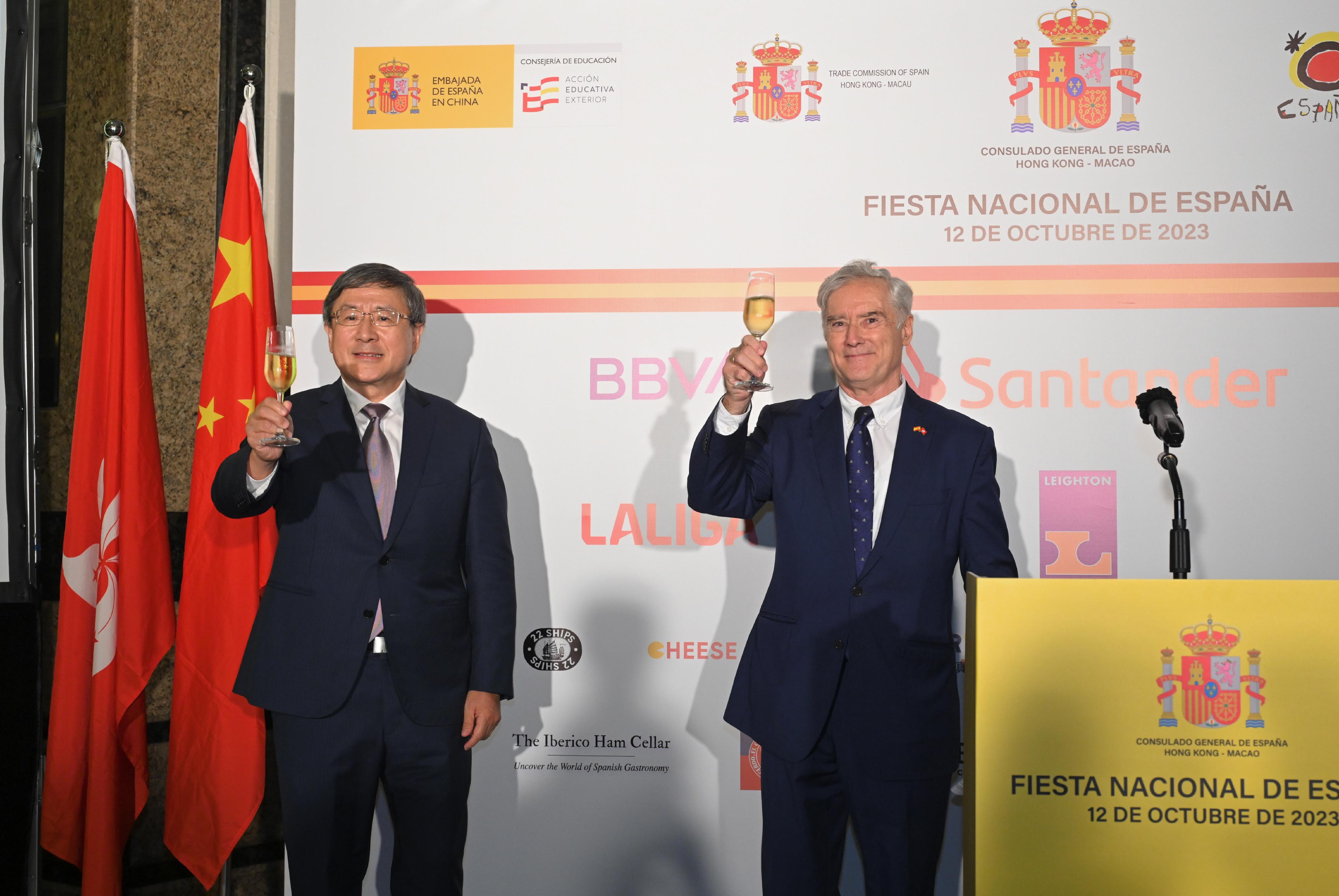 The Deputy Chief Secretary for Administration, Mr Cheuk Wing-hing (left), and the Consul General of Spain in Hong Kong, Mr Miguel Aguirre de Cárcer (right), propose a toast at the Spanish National Day Reception in Hong Kong today (October 12).