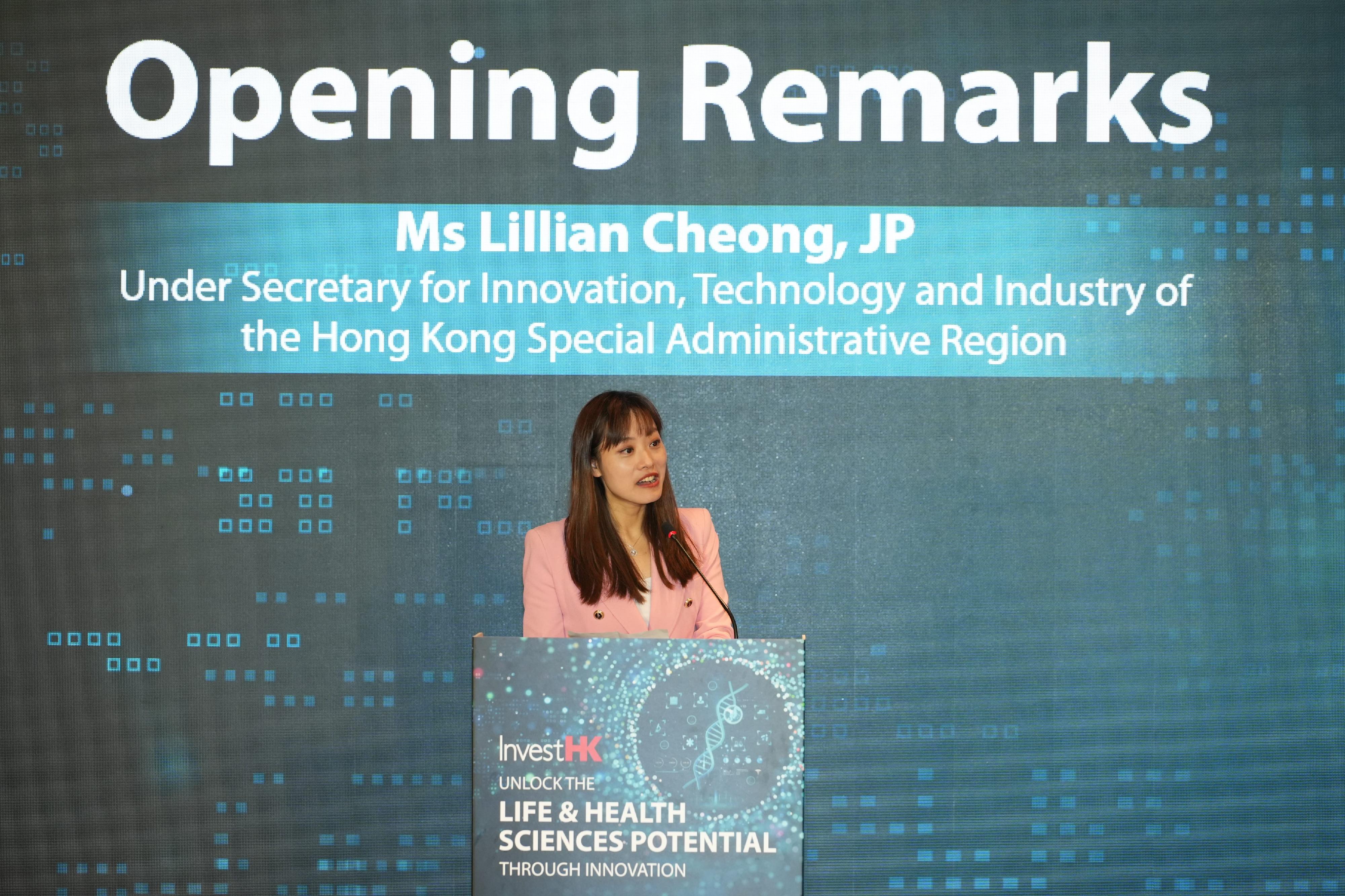 投資推廣署今日（十月十三日）舉辦「創新釋放生命與健康科學潛力」專題峰會，聚焦香港生命與健康科學行業的發展與成就，同時為有意進駐香港的海外企業探討發展方向。圖為創新科技及工業局副局長張曼莉於峰會上致開幕辭。