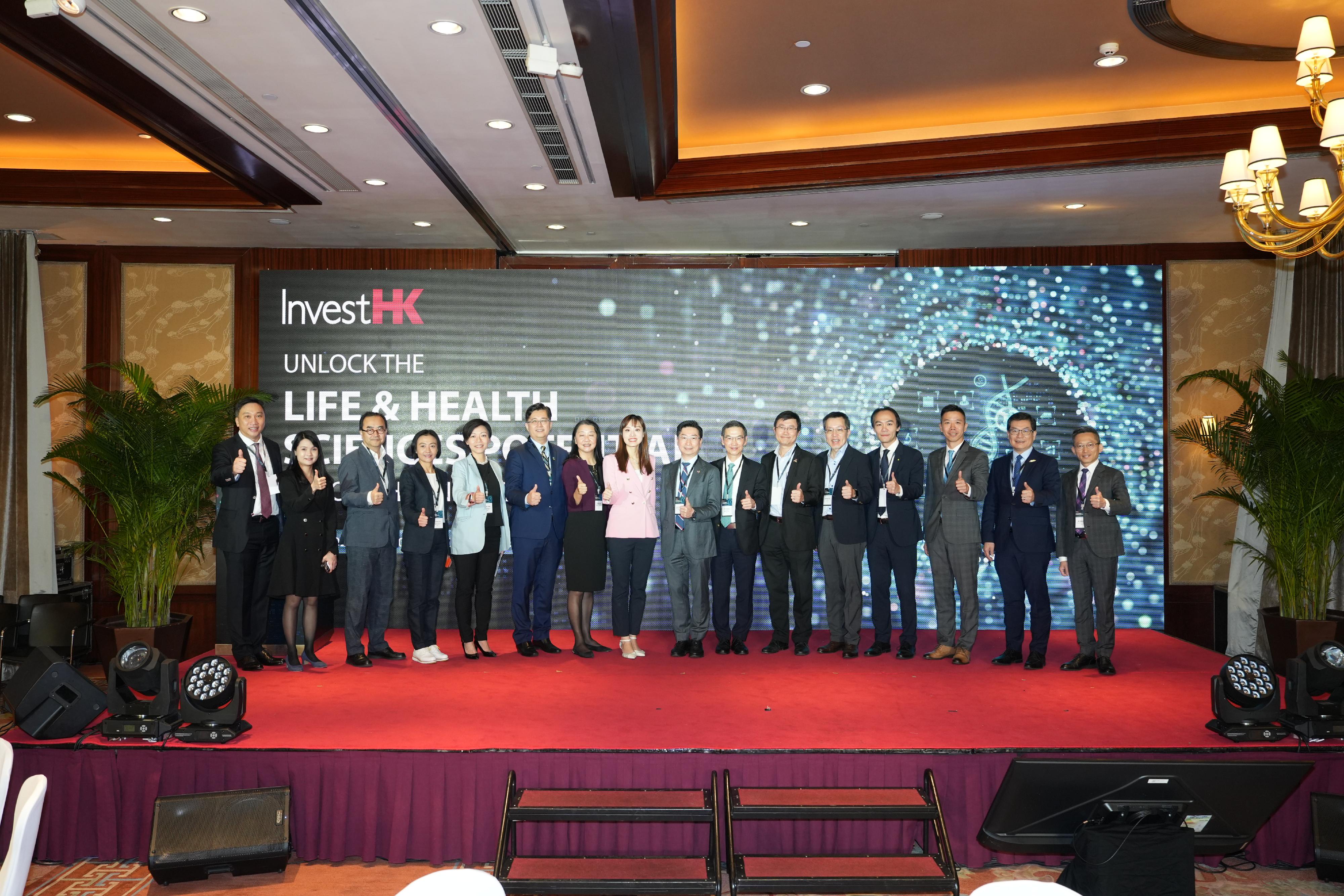 Invest Hong Kong held the Unlock The Life & Health Sciences Potential Through Innovation summit today (October 13), highlighting the development and achievements of the city's life and health sciences industry and exploring roadmaps for overseas businesses looking to enter Hong Kong. Photo shows the Under Secretary for Innovation, Technology and Industry, Ms Lillian Cheong (eighth from left), with guests.

