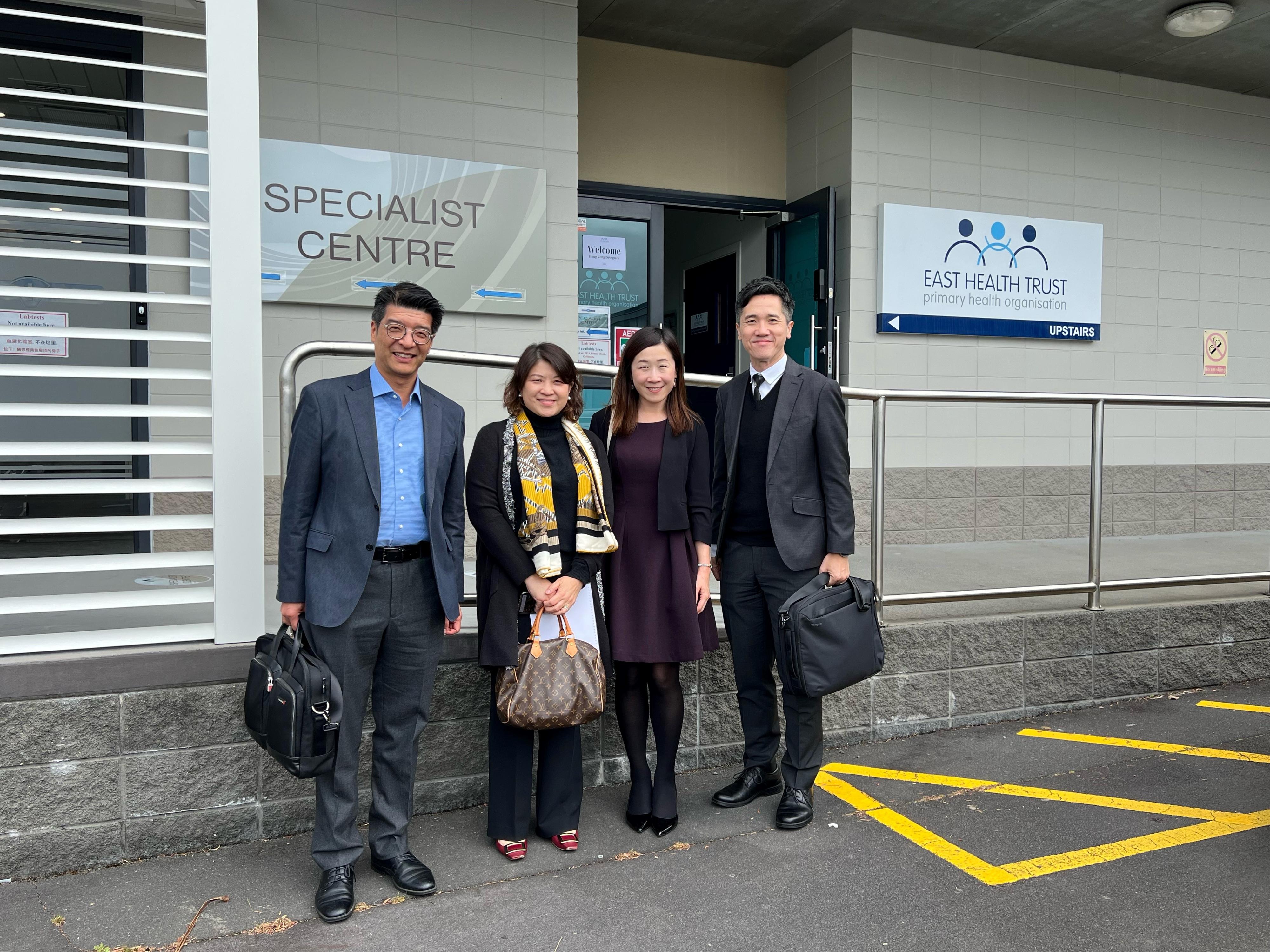 Accompanied by the Director of the Hong Kong Economic and Trade Office, Sydney, Miss Trista Lim (second right), the Under Secretary for Health, Dr Libby Lee (second left); the Commissioner for Primary Healthcare, Dr Pang Fei-chau (first left); and Assistant Commissioner for Primary Healthcare Dr Tony Ha (first right) visited the East Health Trust Primary Health Organisation on October 10 (Auckland time) in Auckland, New Zealand, to get a better grasp on its approach of providing primary healthcare services.