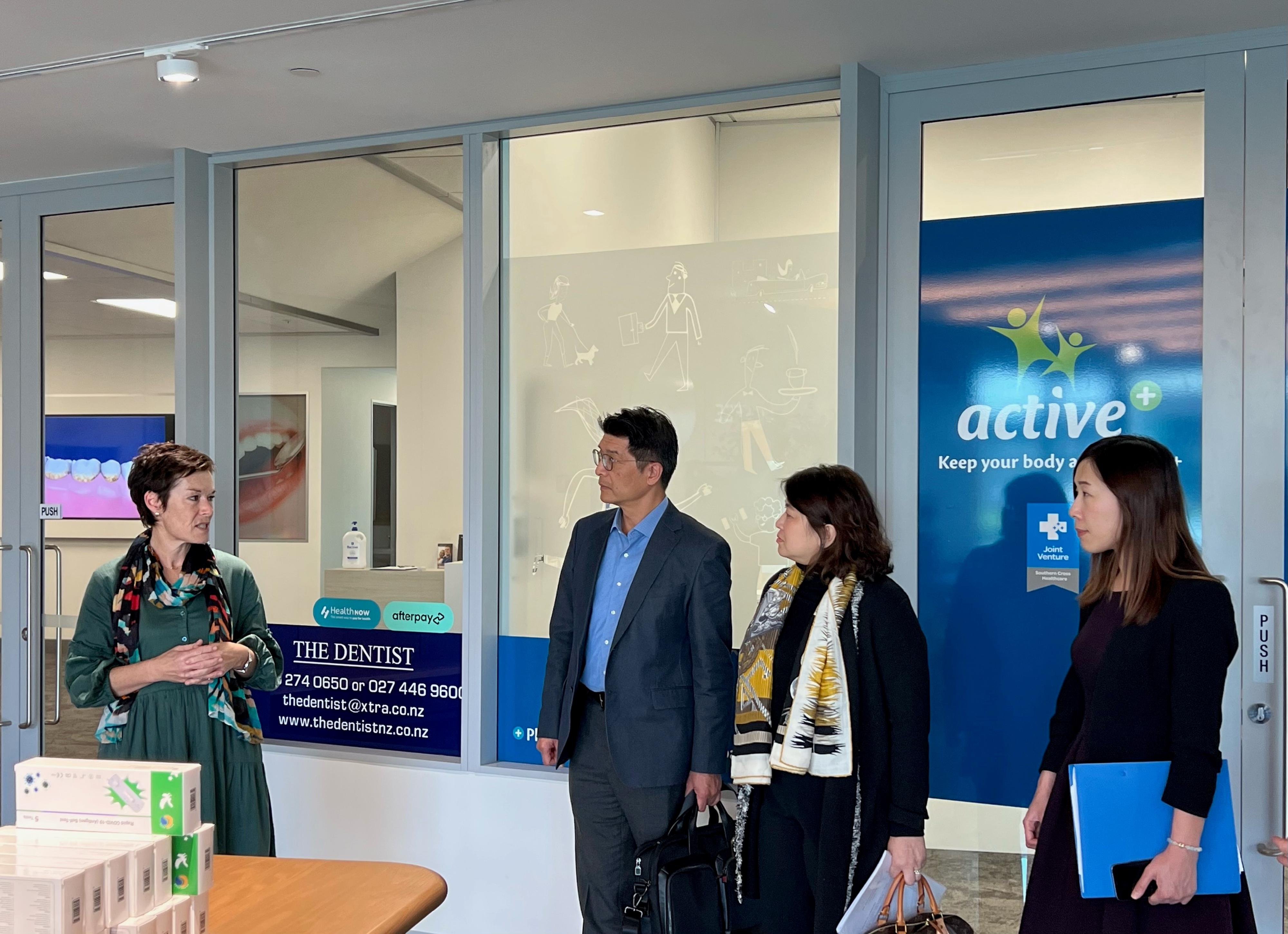 The Under Secretary for Health, Dr Libby Lee (second right), and the Commissioner for Primary Healthcare, Dr Pang Fei-chau (second left), visited a general practice clinic on October 10 (Auckland time) in Auckland, New Zealand, to learn about its operation in delivering primary healthcare services under government subsidies.