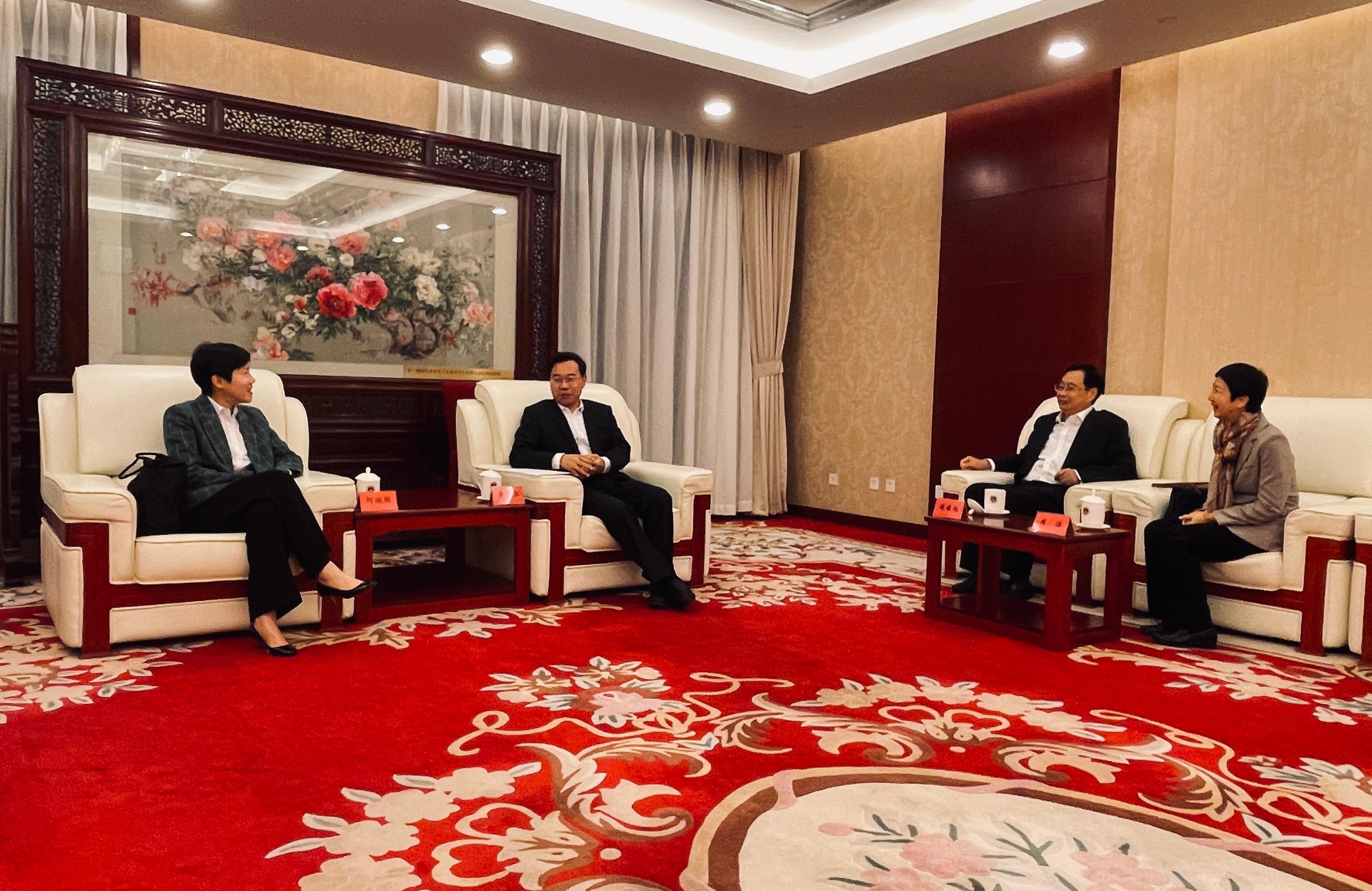 海关关长何佩珊今日（十月十三日）在北京国家行政学院出席香港海关中高级管理人员国情研习班开班仪式。图示何佩珊（左一）与国家行政学院副校长李文堂（左二）交流。

