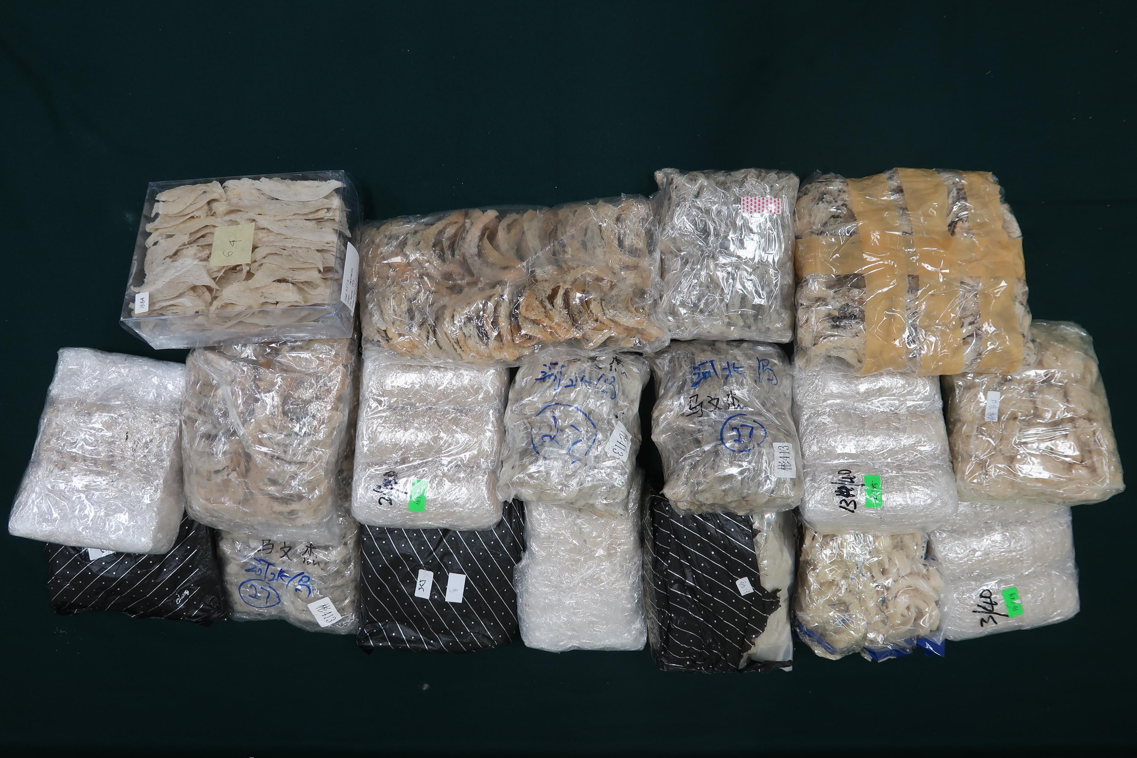 Hong Kong Customs yesterday (October 12) detected a suspected smuggling case involving a private car at the Heung Yuen Wai Control Point and seized about 12 kilograms of suspected smuggled bird's nests with an estimated market value of about $700,000. Photo shows the suspected smuggled bird's nests seized.

