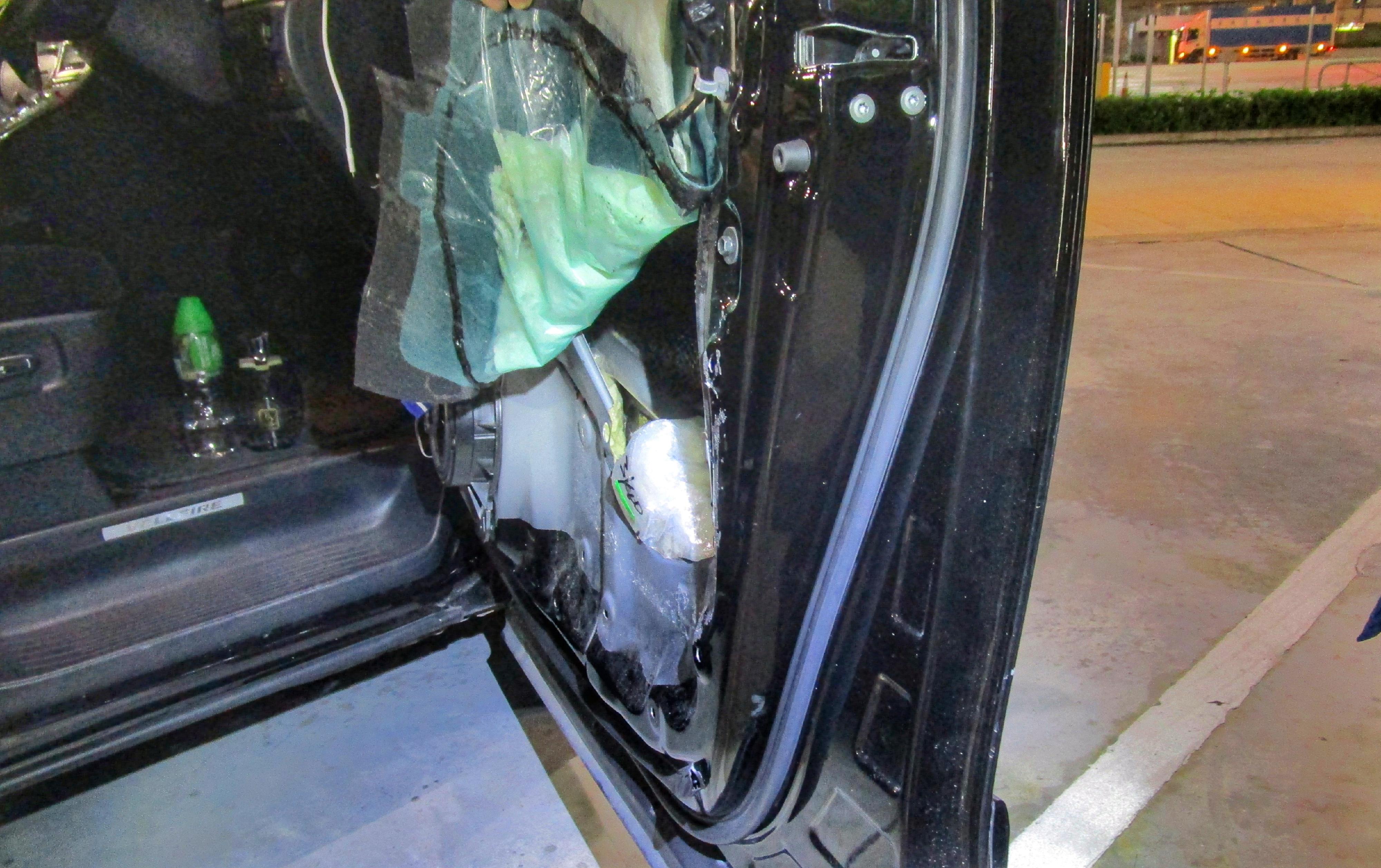 Hong Kong Customs yesterday (October 12) detected a suspected smuggling case involving a private car at the Heung Yuen Wai Control Point and seized about 12 kilograms of suspected smuggled bird's nests with an estimated market value of about $700,000. Photo shows the suspected smuggled bird's nests found in the vehicle's door.