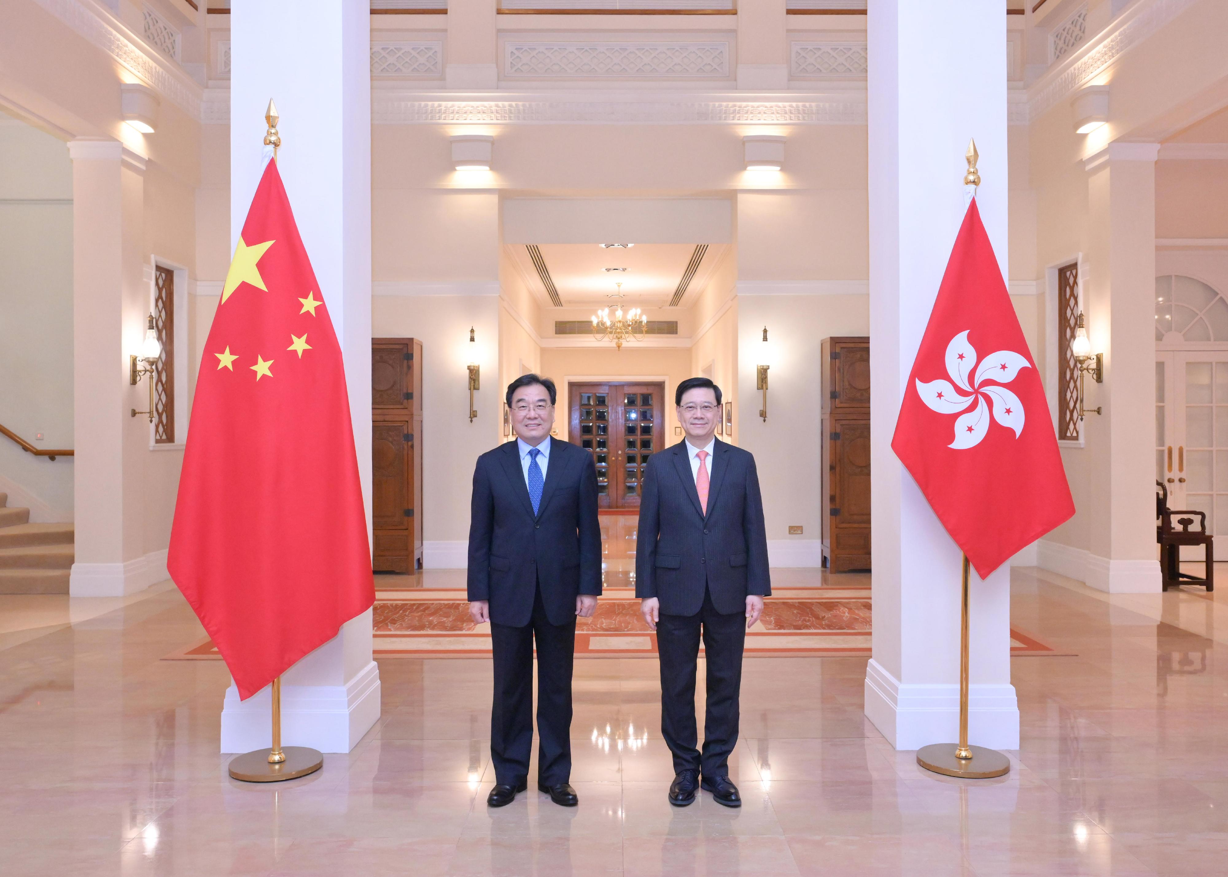 The Chief Executive, Mr John Lee (right), meets the Secretary of the CPC Jiangsu Provincial Committee, Mr Xin Changxing (left), at Government House today (October 13).
