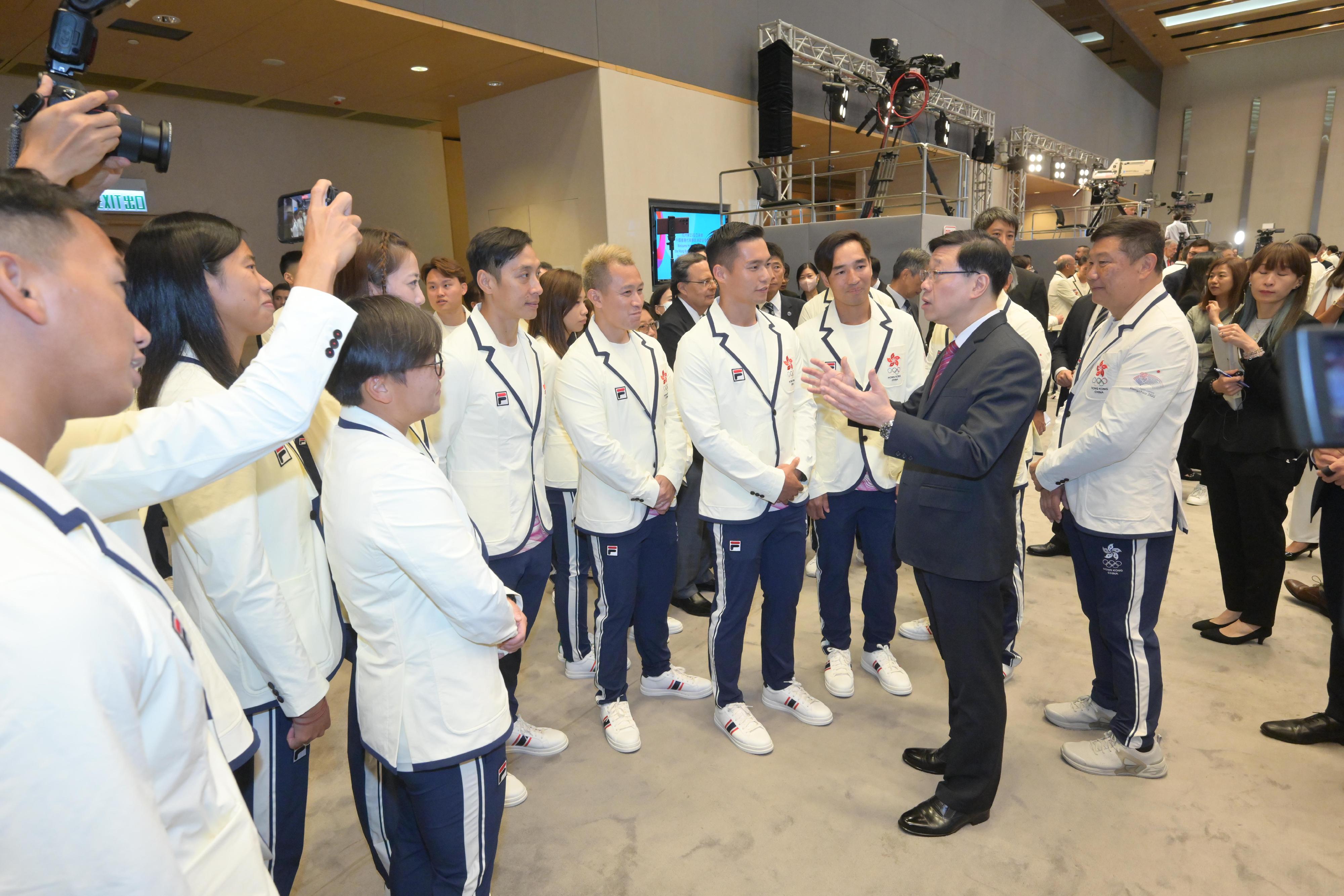 行政长官李家超今日（十月十四日）出席杭州第19届亚洲运动会中国香港代表团返港欢迎仪式。图示李家超（右三）与运动员交流。