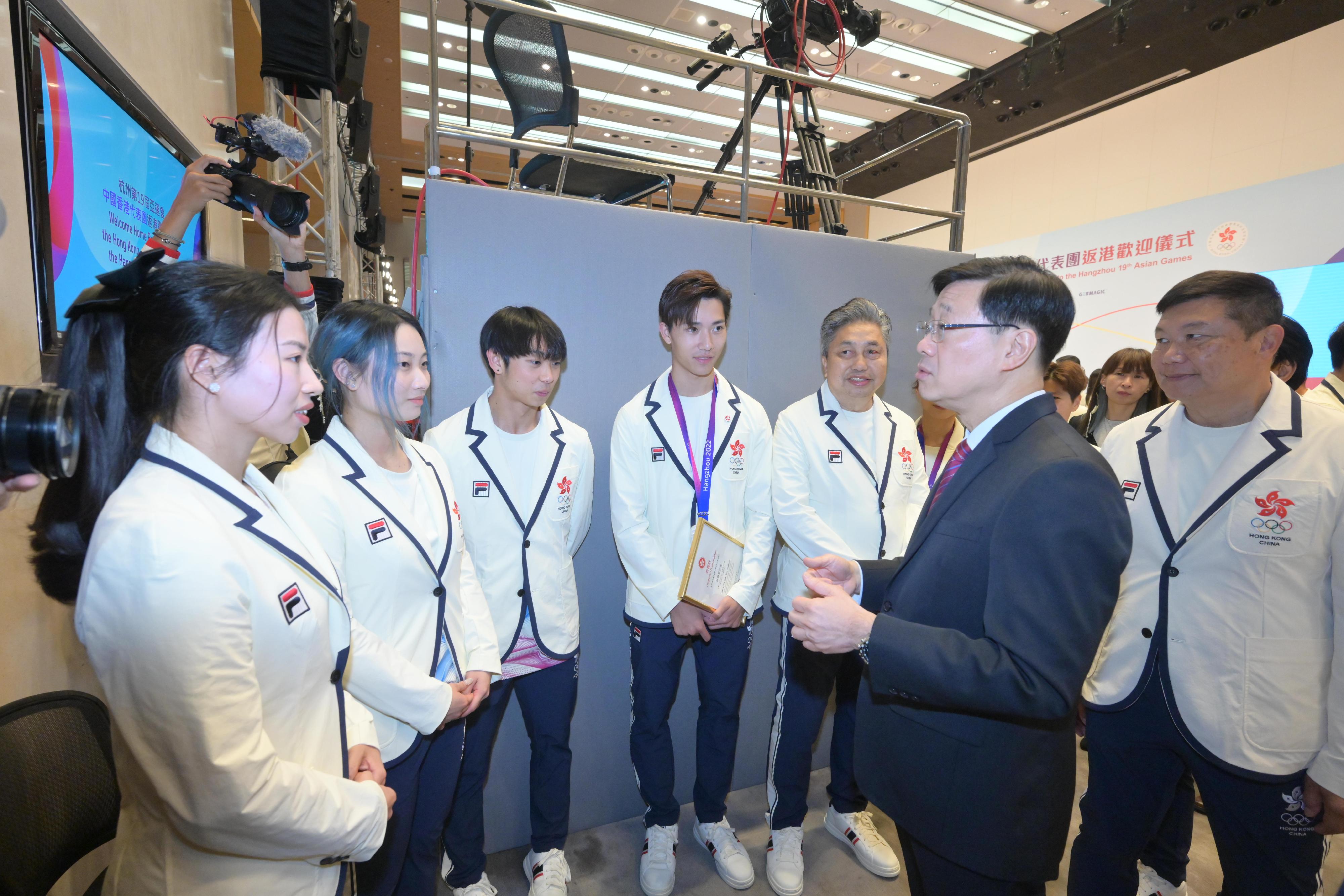 行政长官李家超今日（十月十四日）出席杭州第19届亚洲运动会中国香港代表团返港欢迎仪式。图示李家超（右二）与运动员交流。