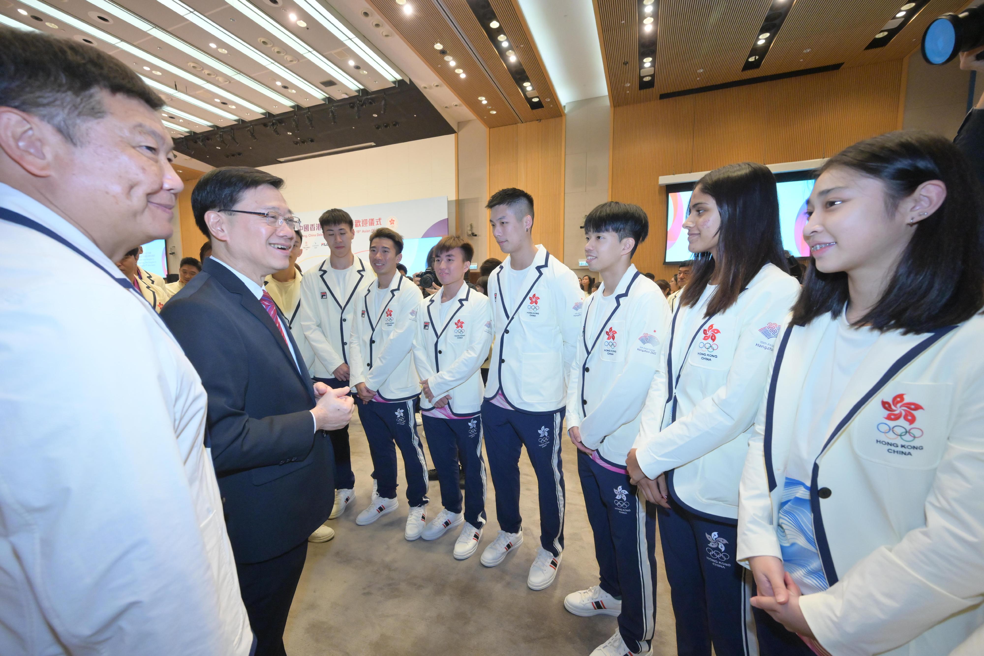 行政长官李家超今日（十月十四日）出席杭州第19届亚洲运动会中国香港代表团返港欢迎仪式。图示李家超（左二）与运动员交流。