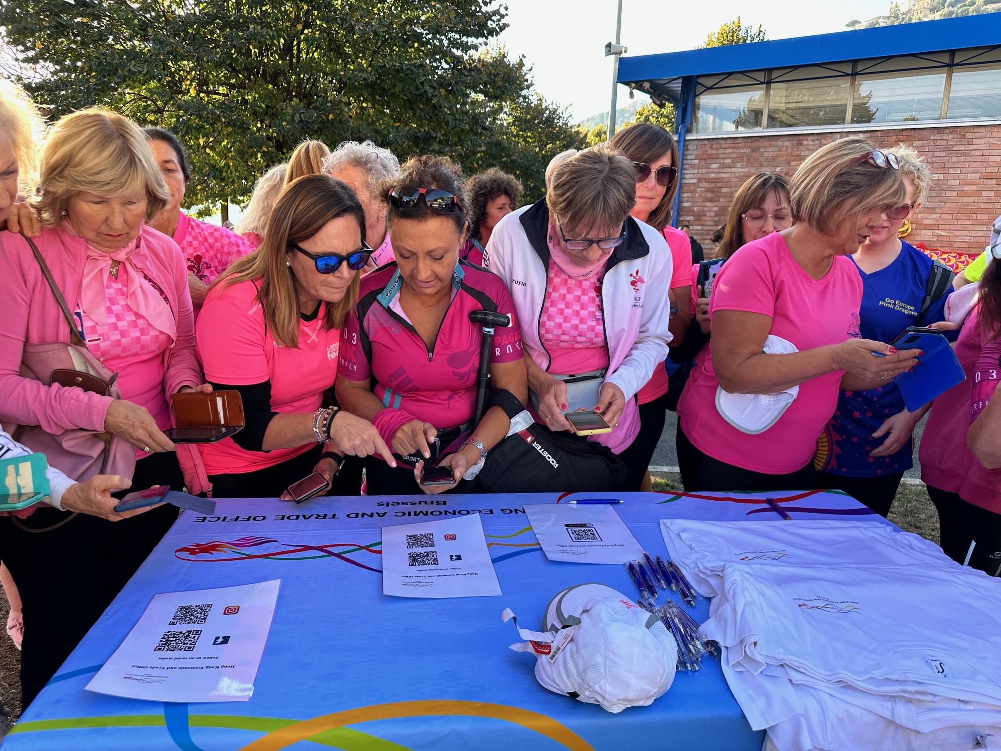The Pink Butterfly Dragon Boat Festival, sponsored by the Hong Kong Economic and Trade Office in Brussels for the first time, were held at the Castel Gandolfo Olympic lake near Rome in Italy on October 14 (Rome time). Photo shows enthusiastic participants and visitors at the Pink Butterfly Dragon Boat Festival visiting the Hong Kong stand where they could learn more about Hong Kong’s attractions and latest developments.