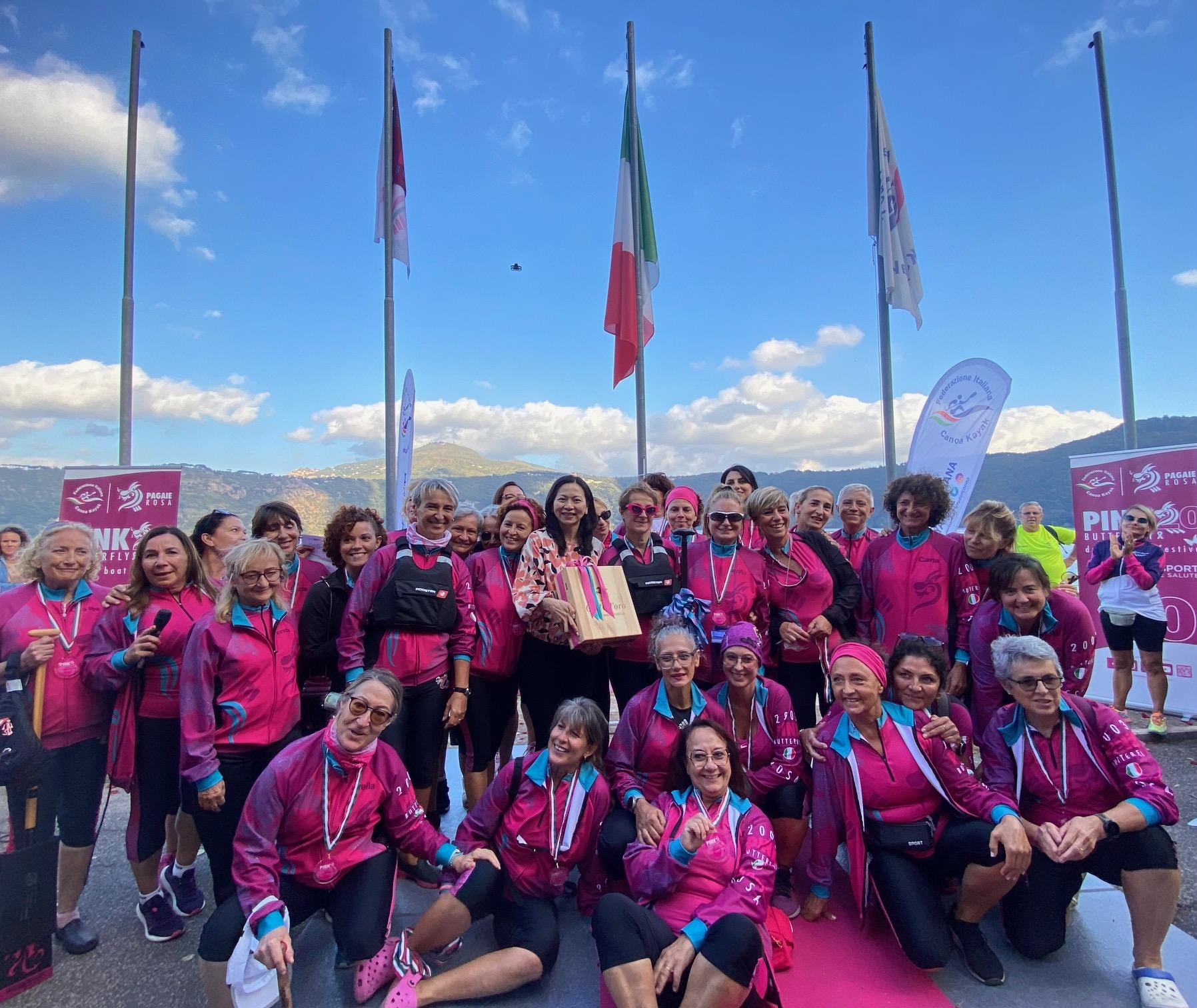 The Pink Butterfly Dragon Boat Festival, sponsored by the Hong Kong Economic and Trade Office in Brussels (HKETO, Brussels) for the first time, were held at the Castel Gandolfo Olympic lake near Rome in Italy on October 14 (Rome time). Photo shows Deputy Representative of the HKETO, Brussels Miss Fiona Li (back row, centre) with the winning team at the Pink Butterfly Dragon Boat Festival. 