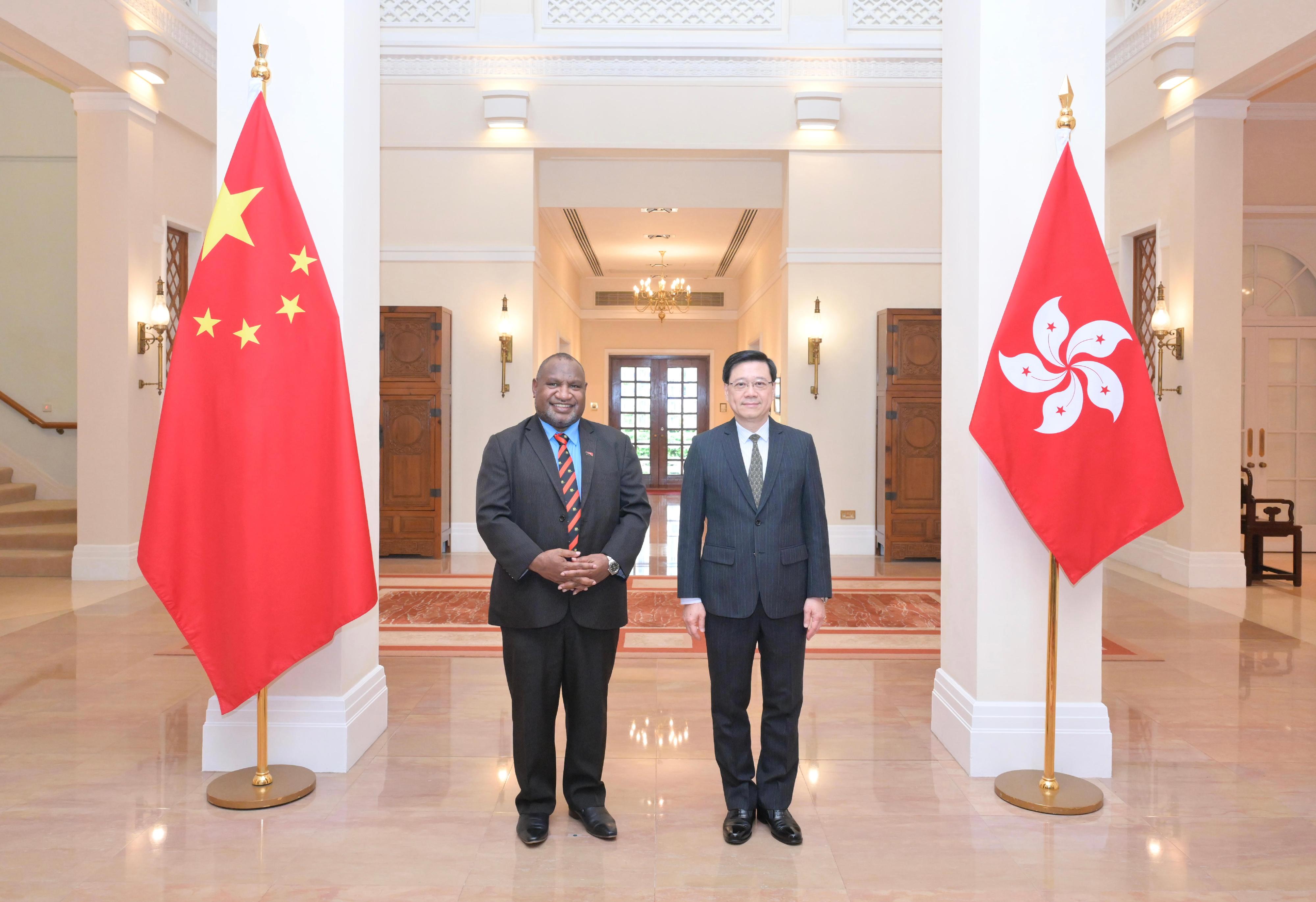 行政長官李家超（右）今日（十月十五日）在禮賓府與訪問香港的巴布亞新幾內亞總理詹姆斯·馬拉佩（左）會面。