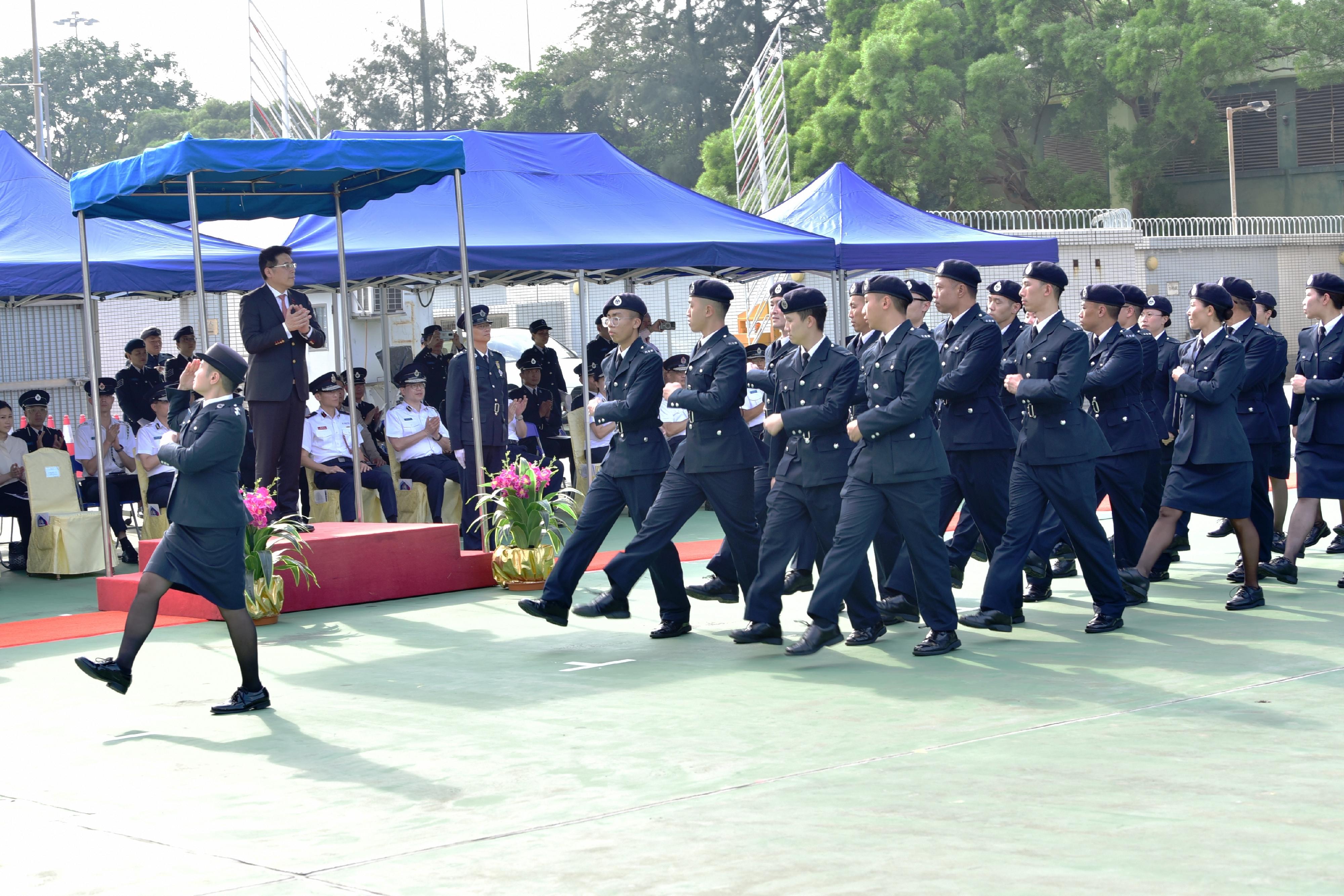 The Civil Aid Service held the 86th Recruits Passing-out Parade at its headquarters today (October 15). Photo shows the parade marching past the review stand.
