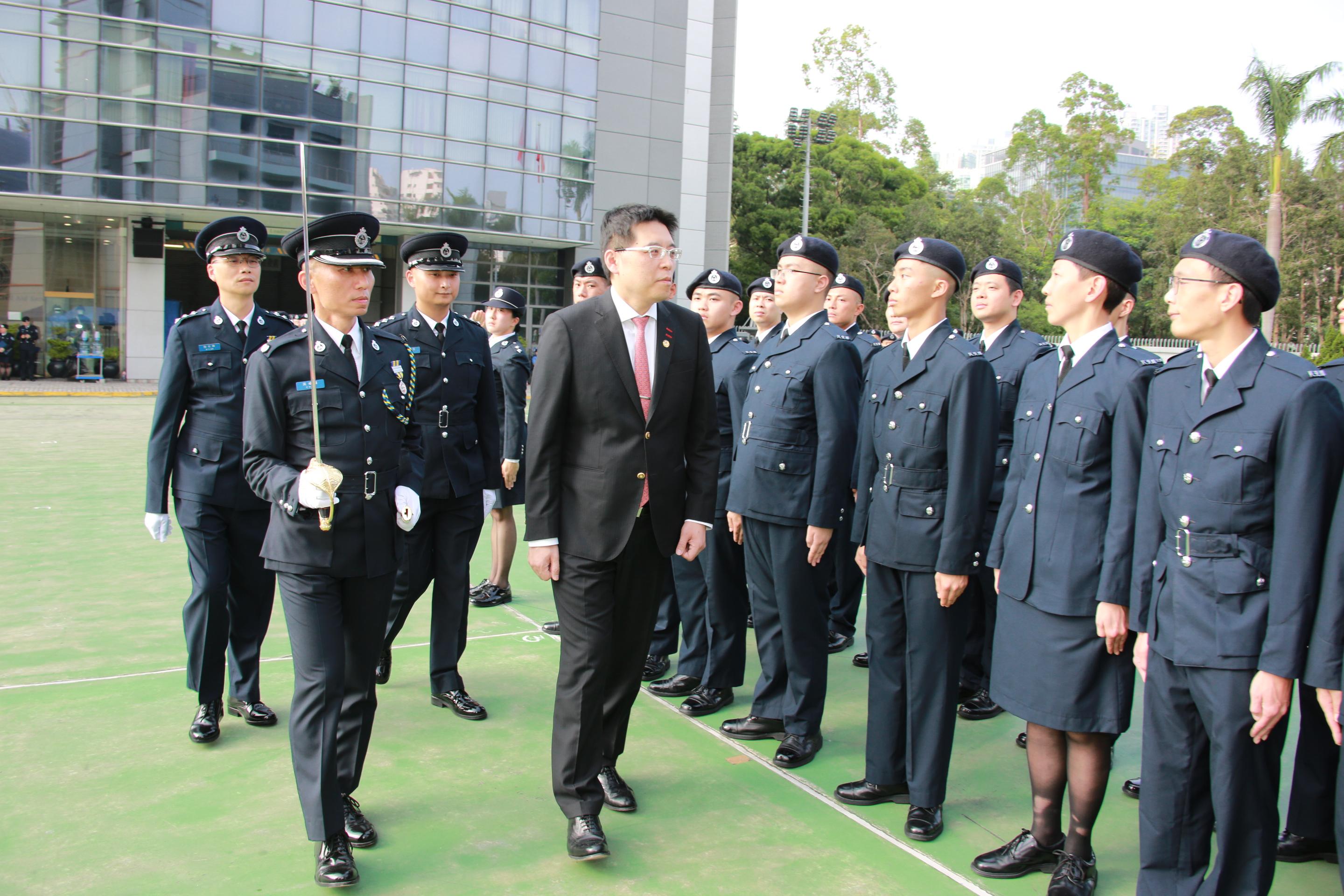 The Civil Aid Service held the 86th Recruits Passing-out Parade at its headquarters today (October 15). Photo shows member of the National Committee of the Chinese People's Political Consultative Conference Dr Chuang Tze-cheung (fourth left), inspecting the parade.