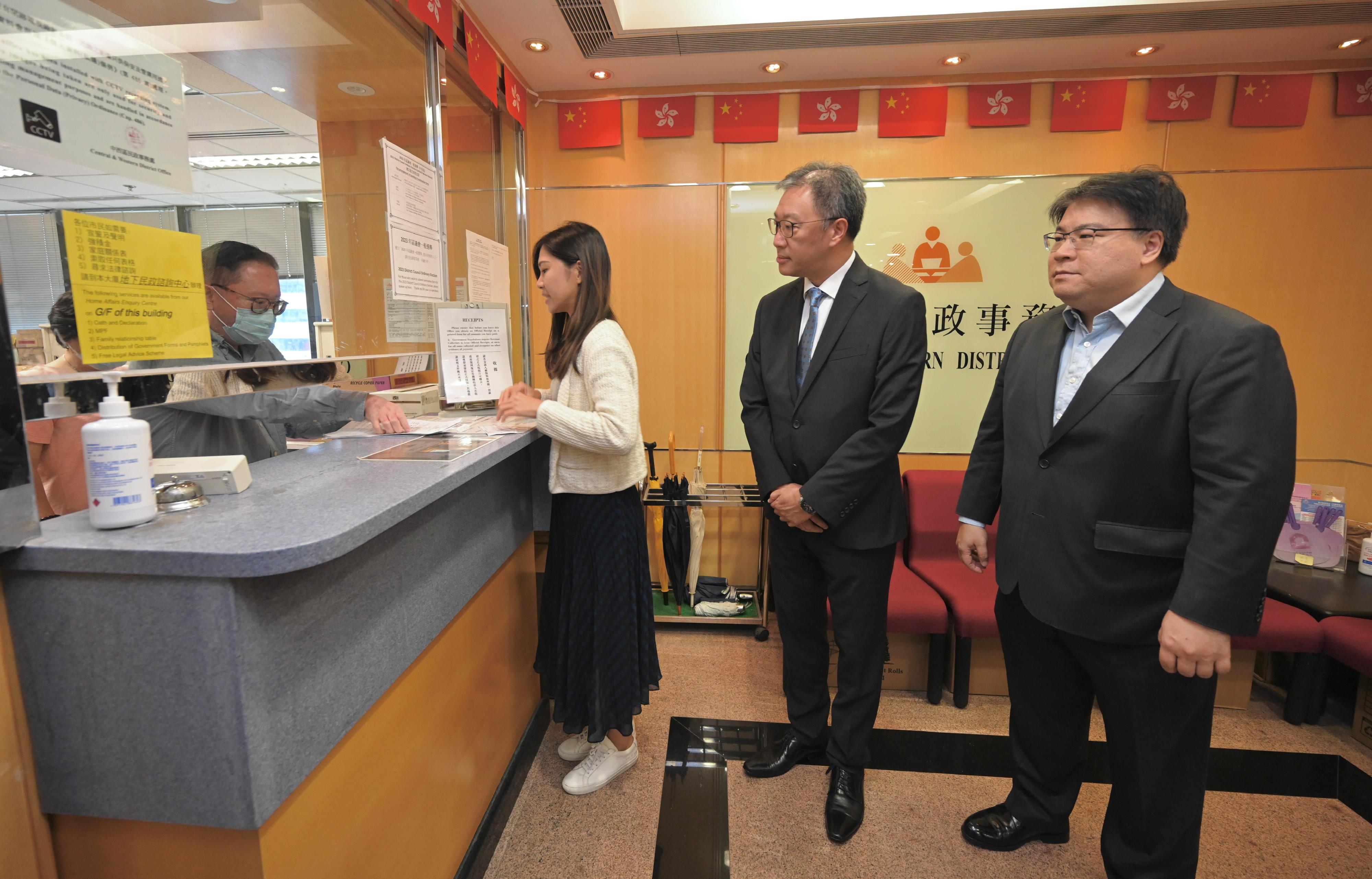 The Chairman of the Election Affairs Commission, Mr Justice David Lok (second right), today (October 16) visits the Returning Officer's office at the Central and Western District Office, where nomination forms for the 2023 District Council Ordinary Election will be received, to inspect the preparatory work at the venue. Also present is the Returning Officer of the Central and Western District, Mr David Leung (first right).