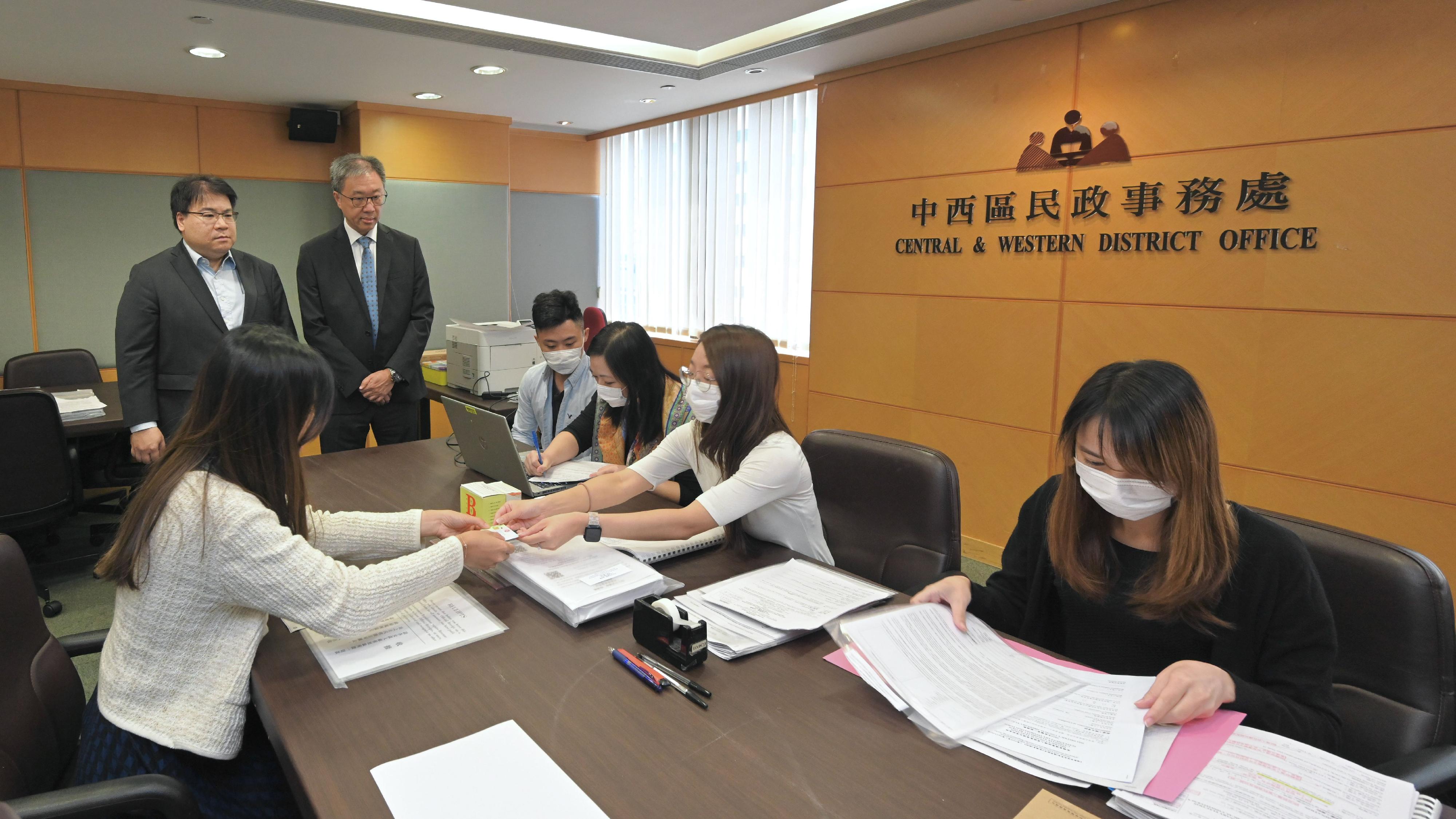 The Chairman of the Election Affairs Commission, Mr Justice David Lok (standing, right), today (October 16) visits the Returning Officer's office at the Central and Western District Office, where nomination forms for the 2023 District Council Ordinary Election will be received, to inspect the procedures for receiving nomination forms. Also present is the Returning Officer of the Central and Western District, Mr David Leung (standing, left).