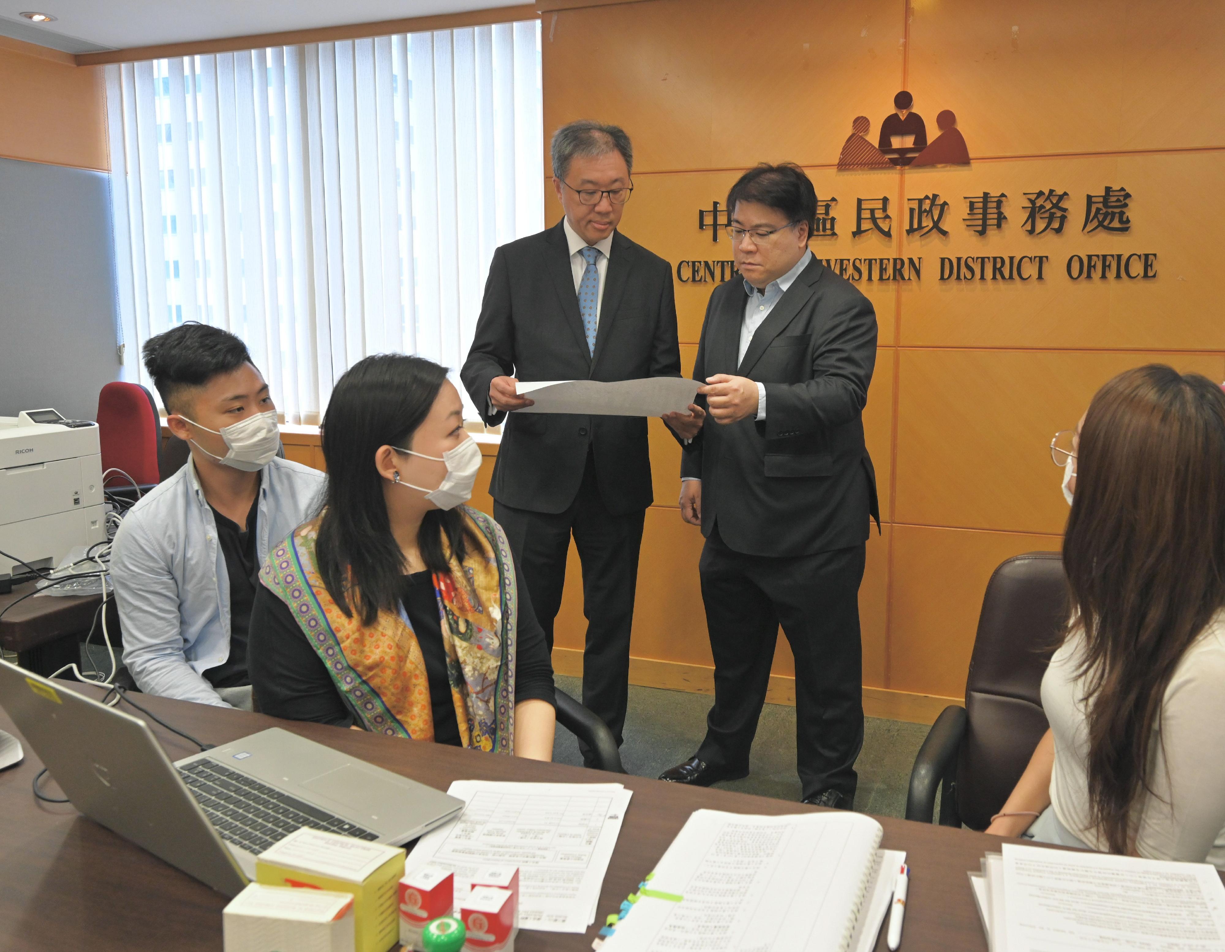 The Chairman of the Election Affairs Commission, Mr Justice David Lok (standing, left), today (October 16) visits the Returning Officer's office at the Central and Western District Office, where nomination forms for the 2023 District Council Ordinary Election will be received, to inspect the procedures for receiving nomination forms. Also present is the Returning Officer of the Central and Western District, Mr David Leung (standing, right).