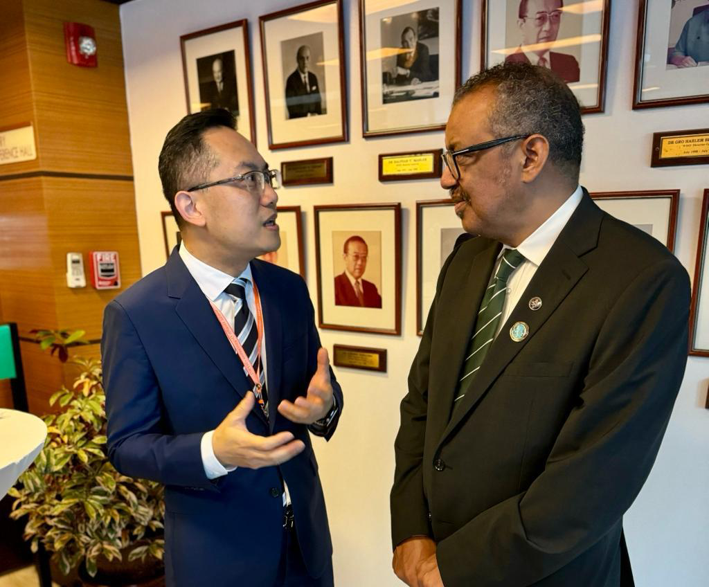 The Director of Health, Dr Ronald Lam (left), today (October 16) met the Director-General of the World Health Organization (WHO), Dr Tedros Adhanom Ghebreyesus (right), at the 74th session of the WHO Regional Committee for the Western Pacific in Manila, the Philippines.