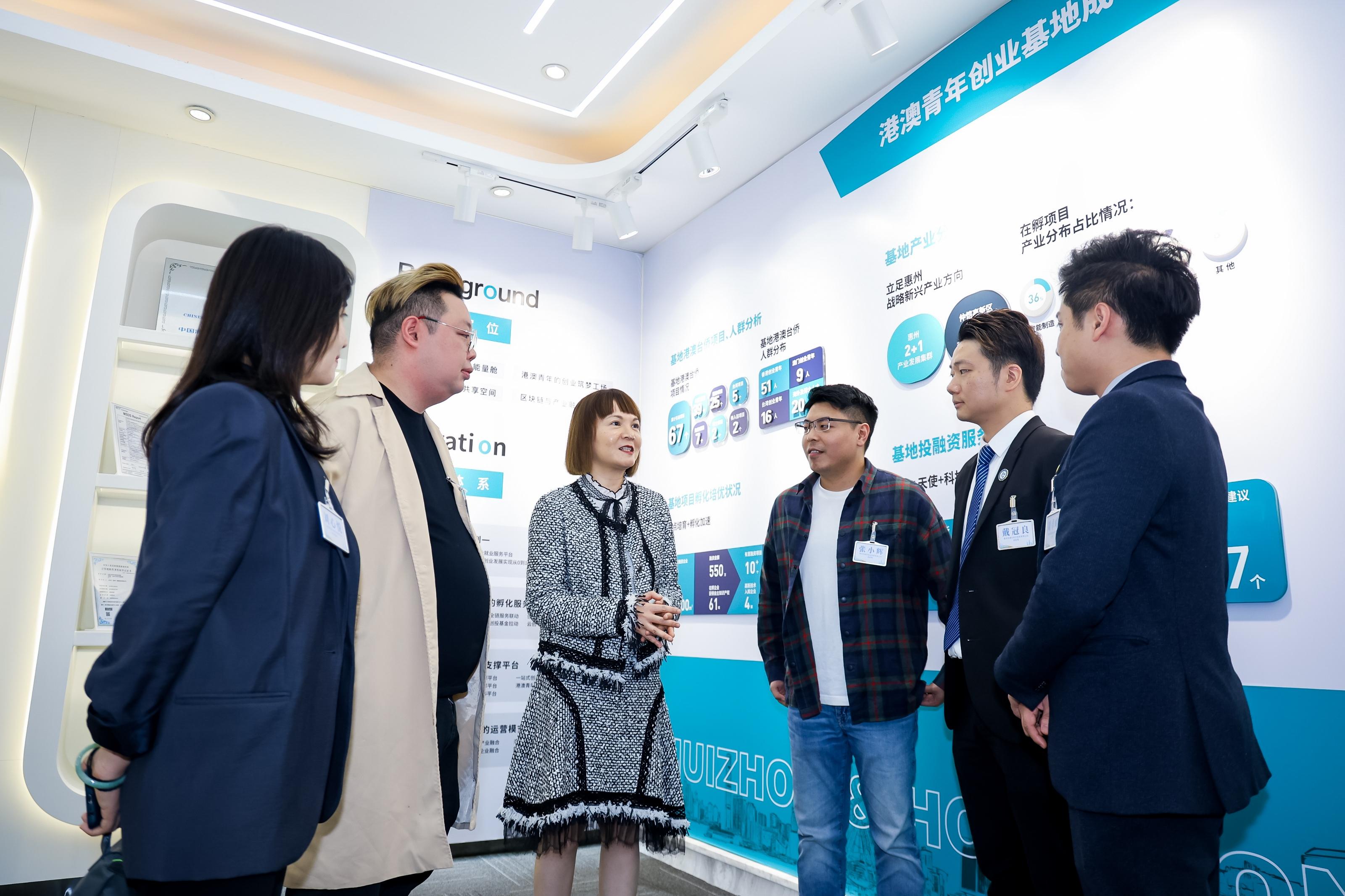 The Commissioner for the Development of the Guangdong-Hong Kong-Macao Greater Bay Area, Ms Maisie Chan (third left), visits the Huizhou Zhongkai Hong Kong-Macao Youth Entrepreneurship Base today (October 17) to learn about the operation of the Entrepreneurship Base and exchange views with Hong Kong young entrepreneurs who started their businesses in Huizhou.