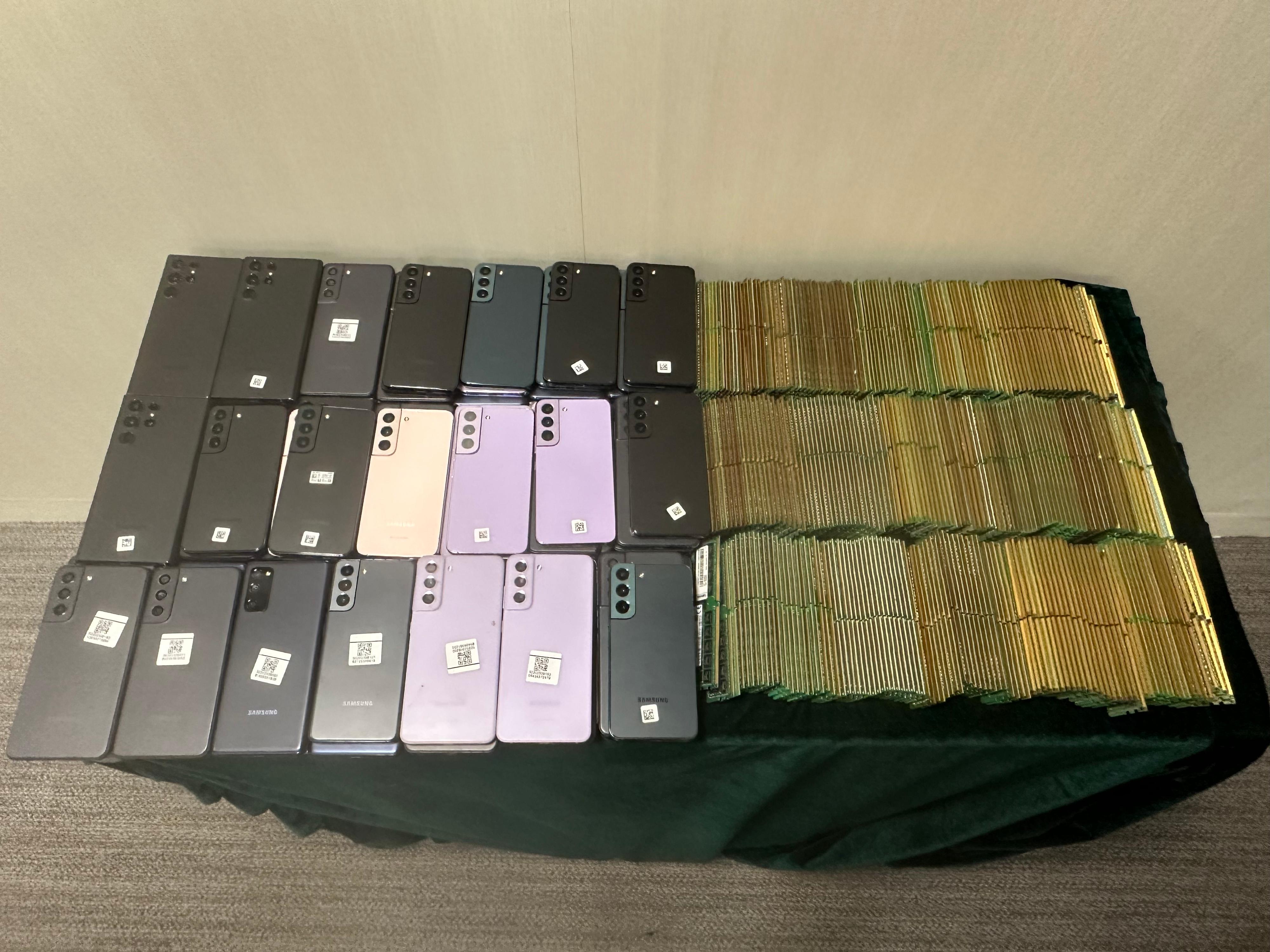 Hong Kong Customs yesterday (October 16) detected a suspected smuggling case involving a medium goods vehicle at the Lok Ma Chau Control Point and seized 195 suspected smuggled mobile phones and 681 suspected smuggled computer RAM units with a total estimated market value of about $1.36 million. Photo shows some of the suspected smuggled mobile phones and suspected smuggled computer RAM units seized.


