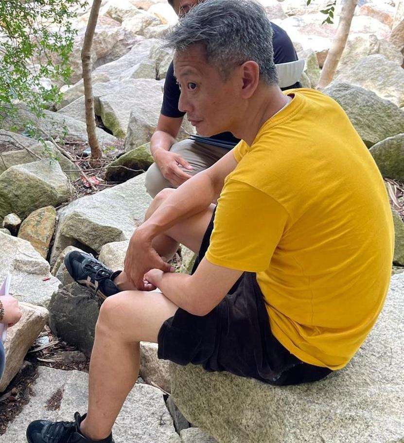 Lau Yat-fung, aged 52, is about 1.75 metres tall, 60 kilograms in weight and of thin build. He has a pointed face with yellow complexion and short white hair. He was last seen wearing a yellow short-sleeved shirt, black shorts and black shoes.
