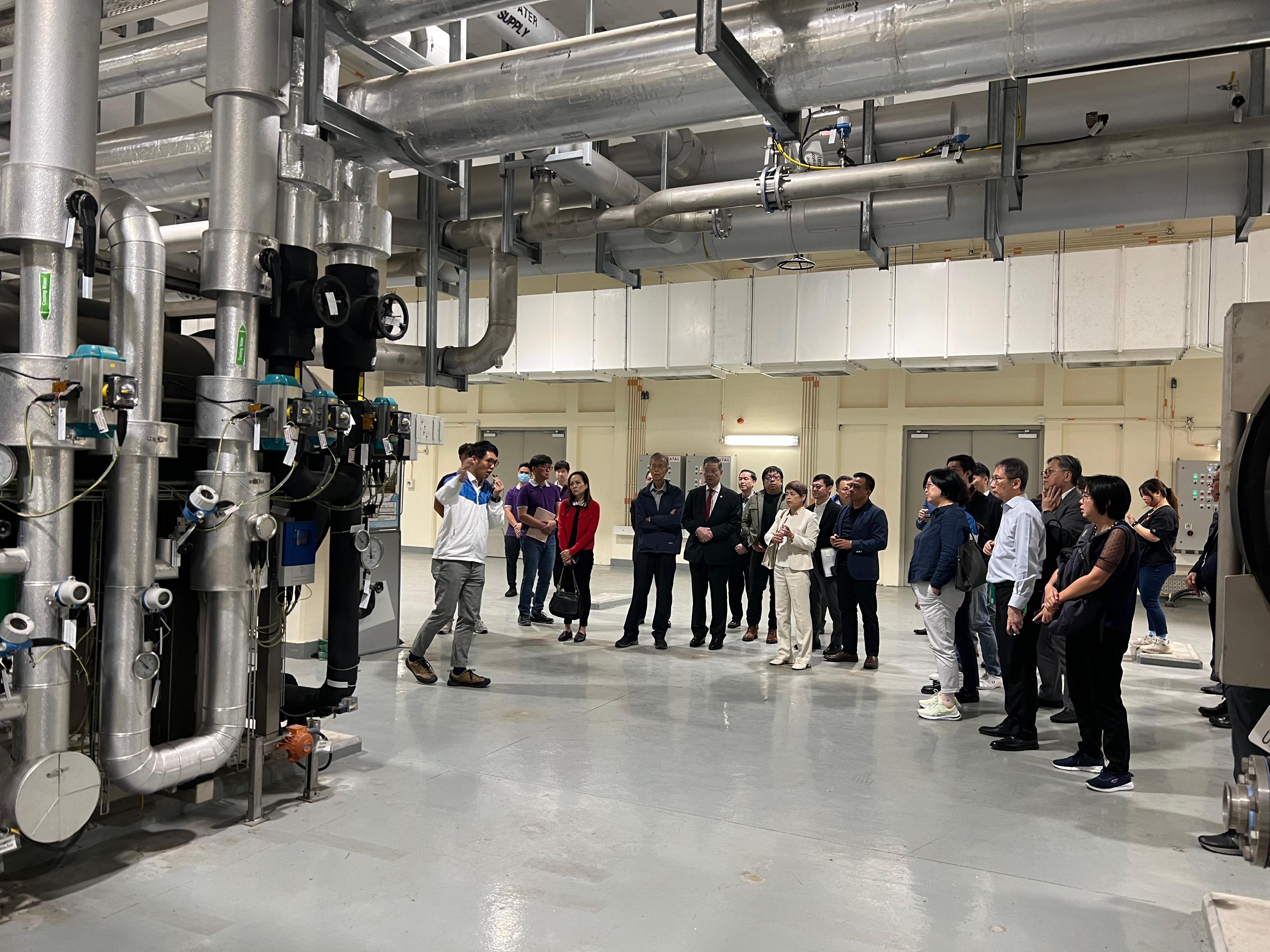 Photo shows staff member of the Water Supplies Department briefing visitors about the use of ozone as an advanced and efficient drinking water disinfection technology at the ozone generation plant of Tai Po Water Treatment Works.