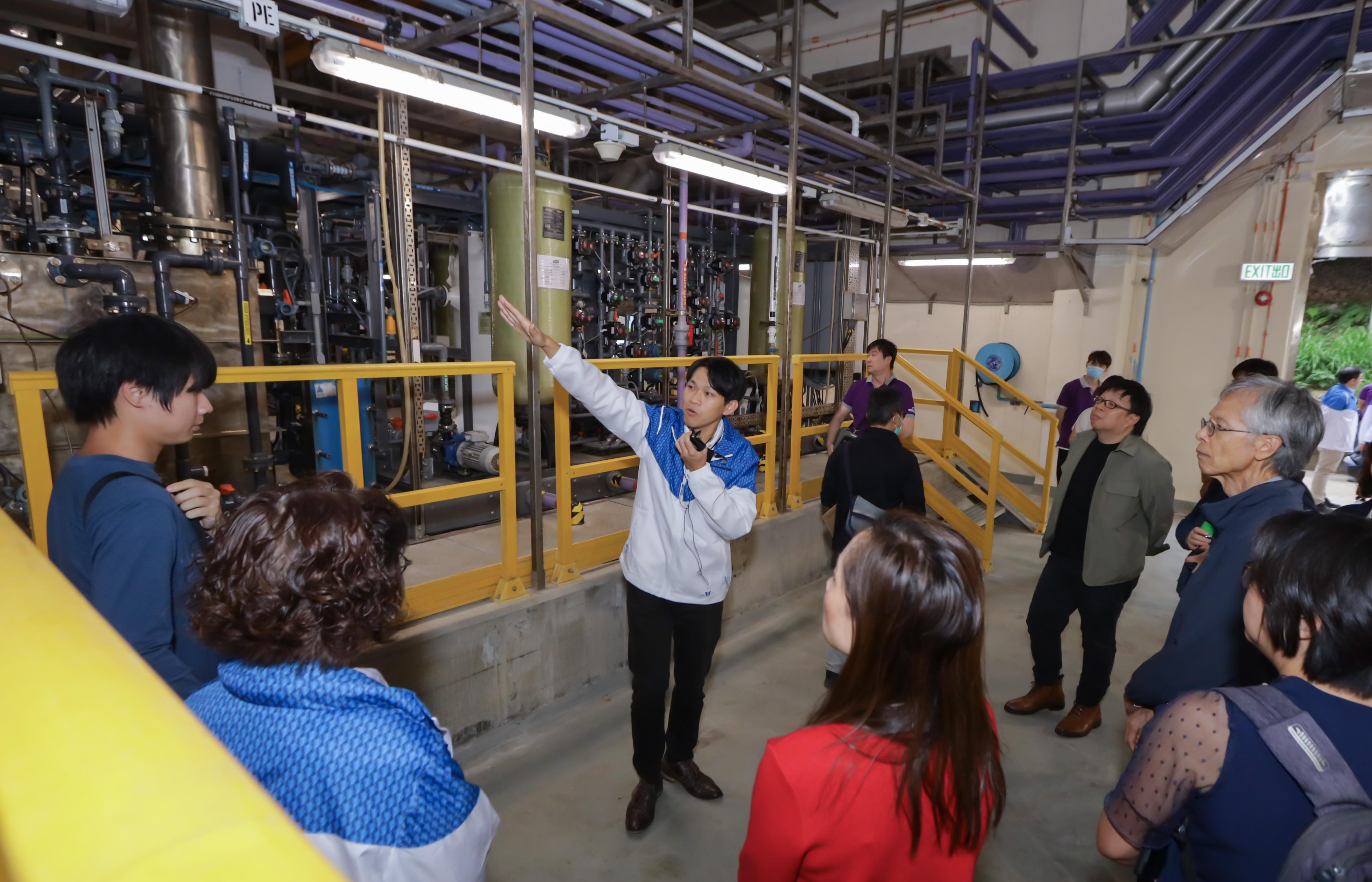Photo shows staff member of the Water Supplies Department briefing visitors at the on-site chlorine generation facility in Tai Po Water Treatment Works. The facility can generate the amount of chlorine on demand. It can help enhance safety and flexibility of the operation of drinking water disinfection.