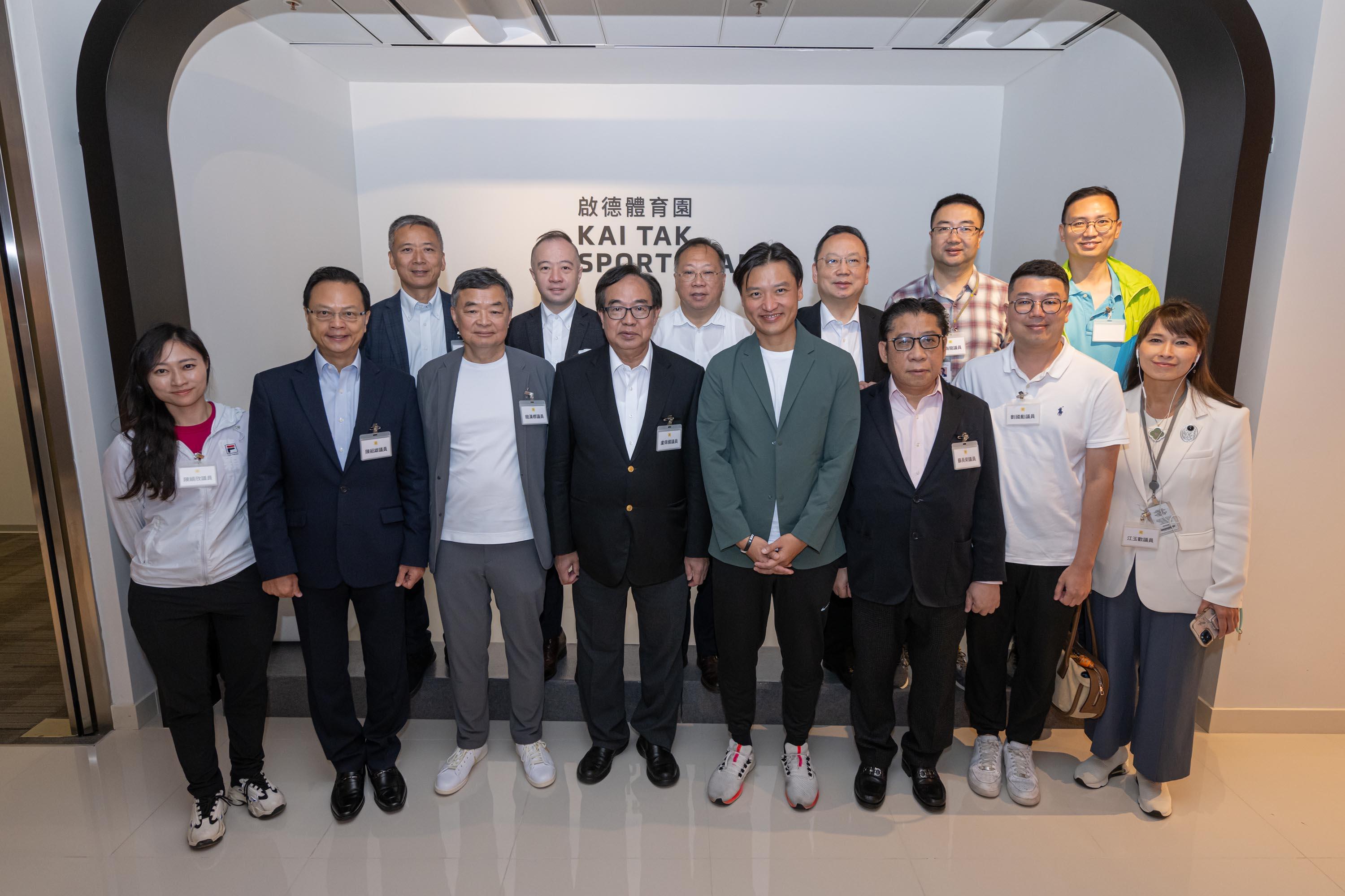 The Legislative Council (LegCo) Panel on Home Affairs, Culture and Sports and Public Works Subcommittee conducted a joint visit to the Kai Tak Sports Park (KTSP) today (October 17). Photo shows the Chairman of the Panel on Home Affairs, Culture and Sports, Mr Vincent Cheng (front row, fourth right), the Deputy Chairman of the Panel, Ms Joephy Chan (front row, first left), and the Chairman of the Public Works Subcommittee, Mr Lo Wai-kwok (front row, fourth left), and other Legco Members at the KTSP Experience Centre.
