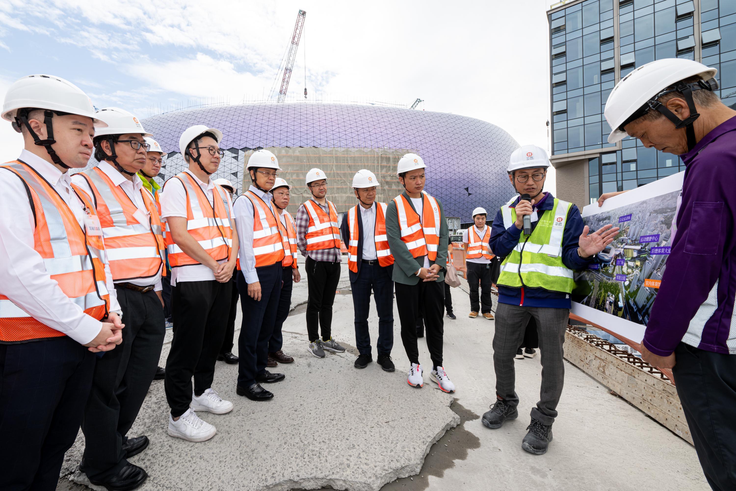 The Legislative Council (LegCo) Panel on Home Affairs, Culture and Sports and Public Works Subcommittee conducted a joint visit to the Kai Tak Sports Park (KTSP) today (October 17). Photo shows LegCo Members receiving a briefing by the representatives of KTSP Limited on the construction progress of the KTSP project.
