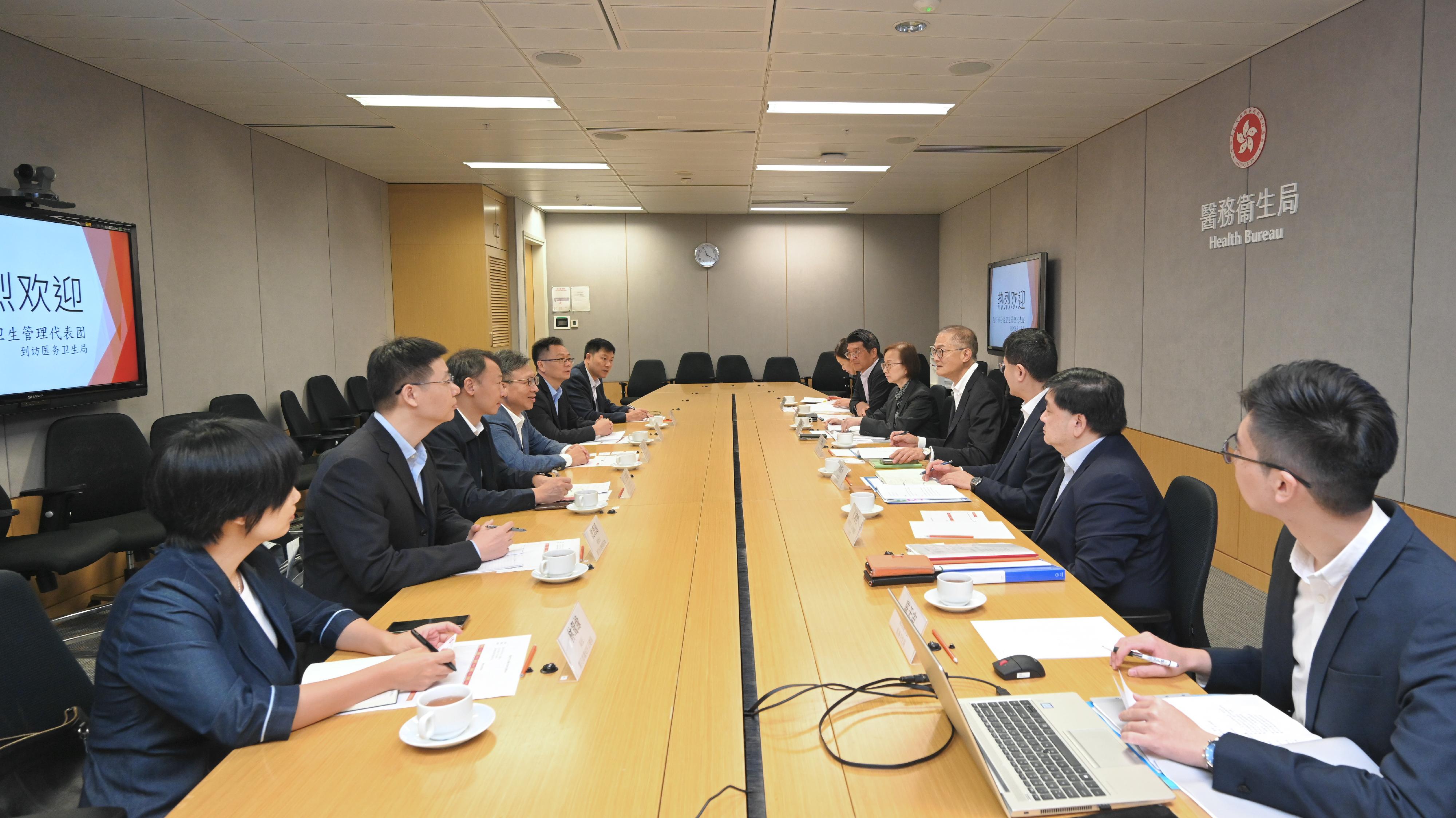 醫務衞生局（醫衞局）局長盧寵茂教授（右四）今日（十月十八日）與廈門市人大常委會副主任鄭岳林（左四）率領的廈門市公共衞生代表團舉行會議，探討兩地在醫療衞生範疇合作的空間和可能性。署理衞生署署長趙佩燕醫生（右五）、醫衞局基層醫療健康專員彭飛舟醫生（右六）、醫院管理局行政總裁高拔陞醫生（右三）亦有出席會議。
